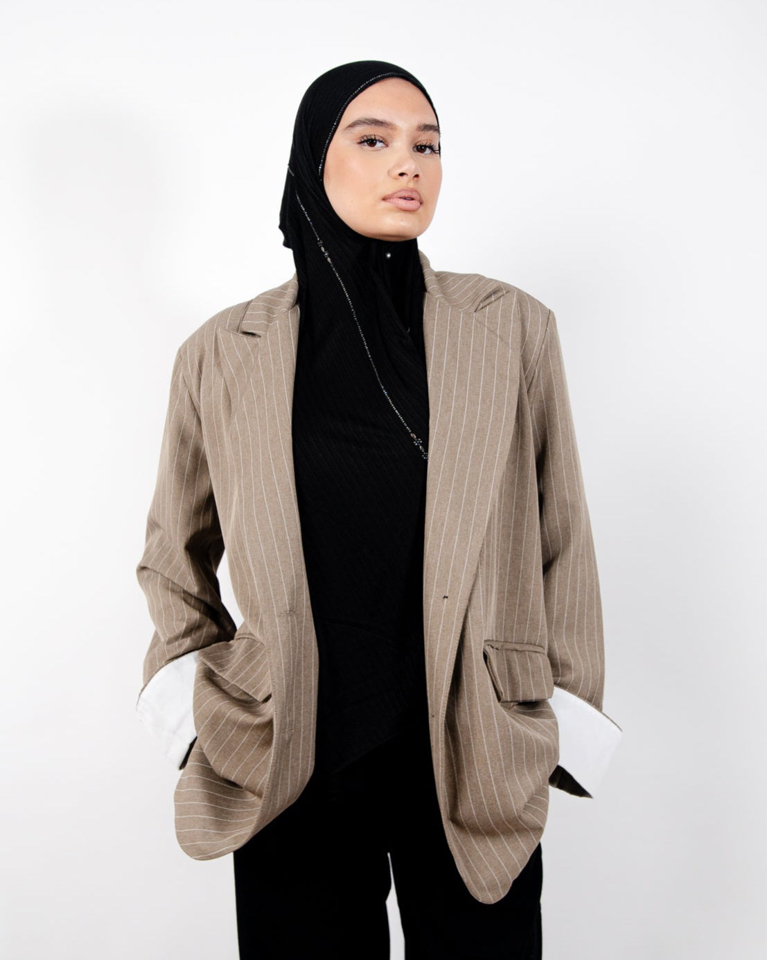 Veste oversize à rayures fines avec manches retroussées blanches – produit proposé sur Souk Dubaï