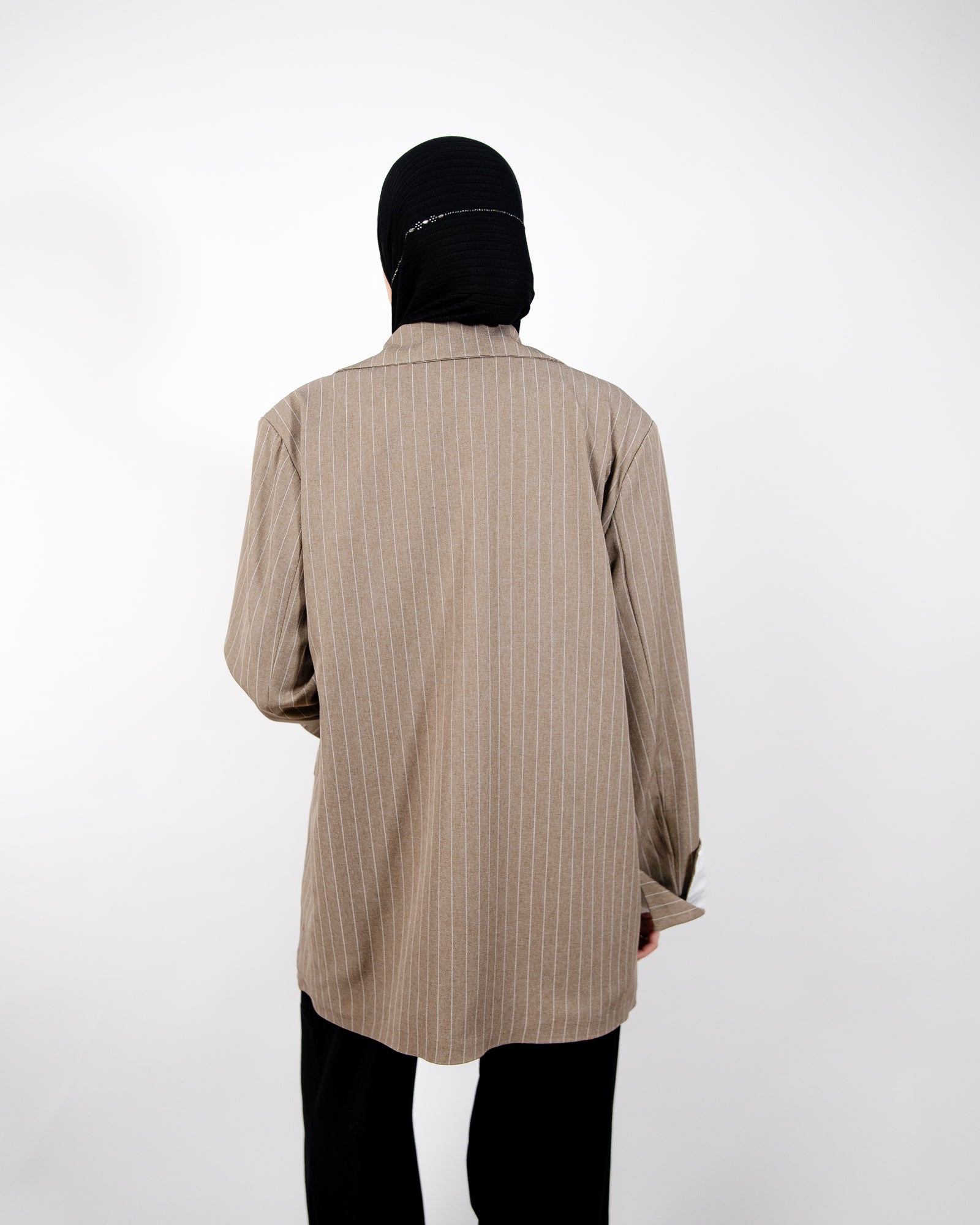 Veste oversize à rayures fines avec manches retroussées blanches