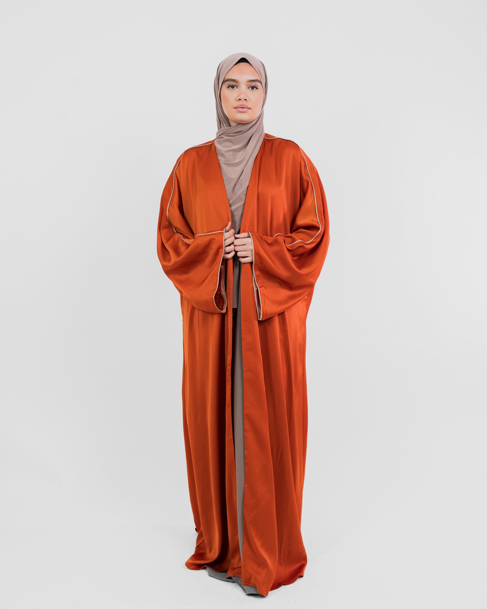 Kimono long satiné – habit moderne respectant les codes de la pudeur