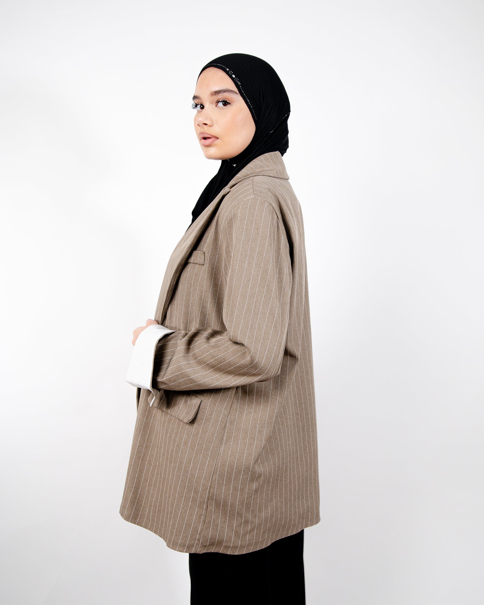 Veste oversize à rayures fines avec manches retroussées blanches