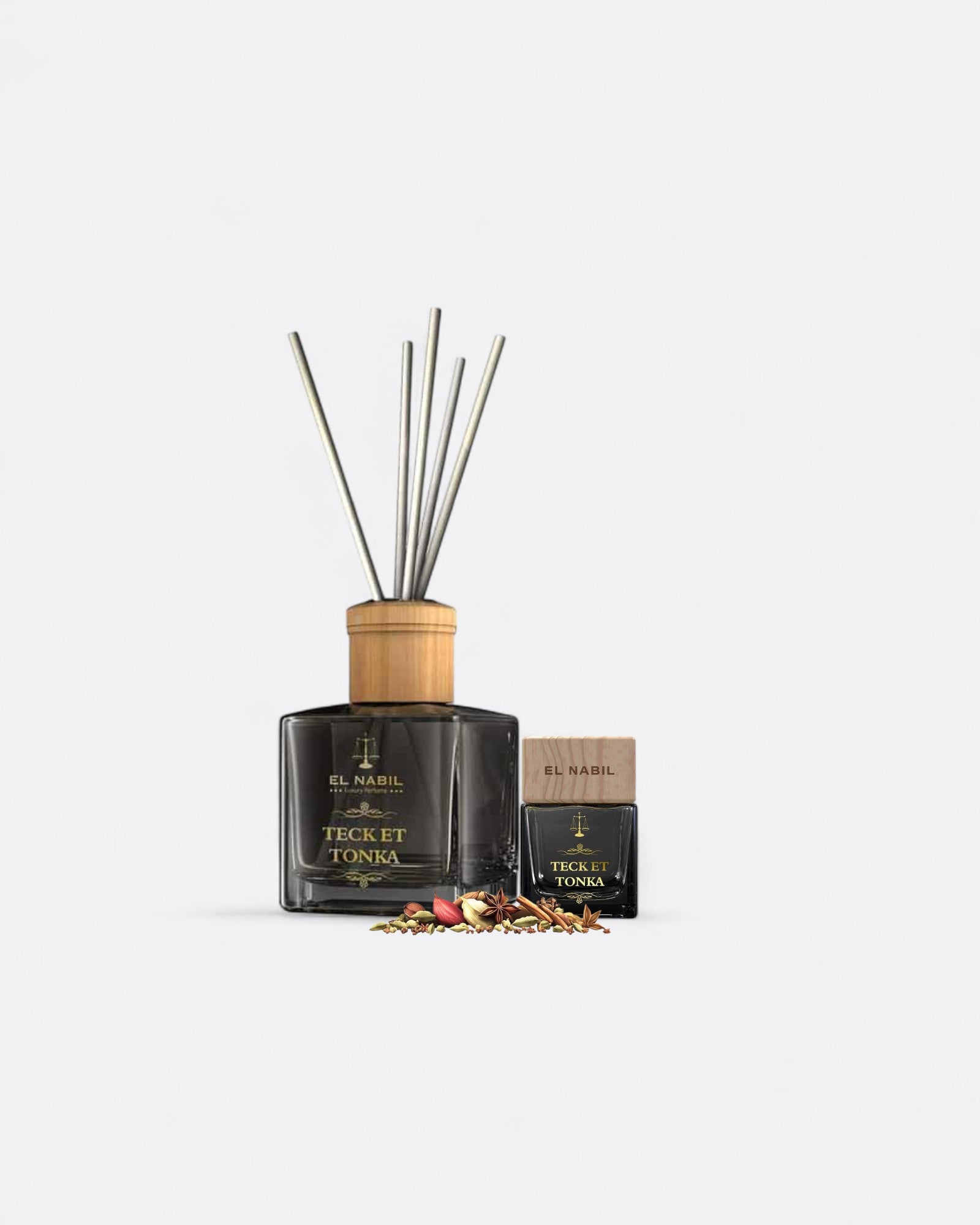 Pack El Nabil Teck & Tonka – diffuseur en roseaux 150 ml et dressing perfume 50 ml, bâtons parfumés sur table bois, ambiance épicée & boisée.