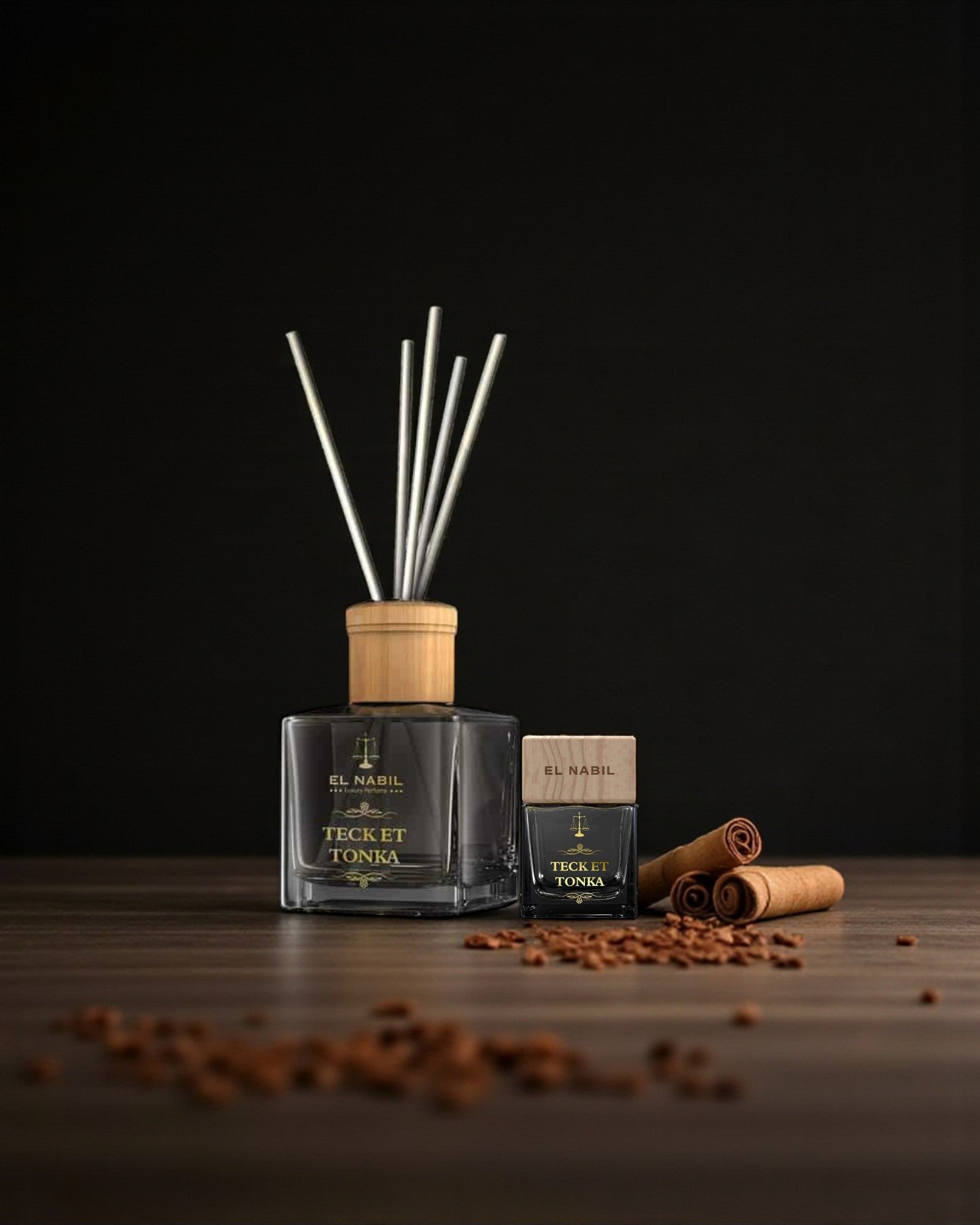 Coffret El Nabil Teck & Tonka – diffuseur en roseaux 150 ml et dressing perfume 50 ml, bâtons parfumés sur table bois, ambiance épicée & boisée.