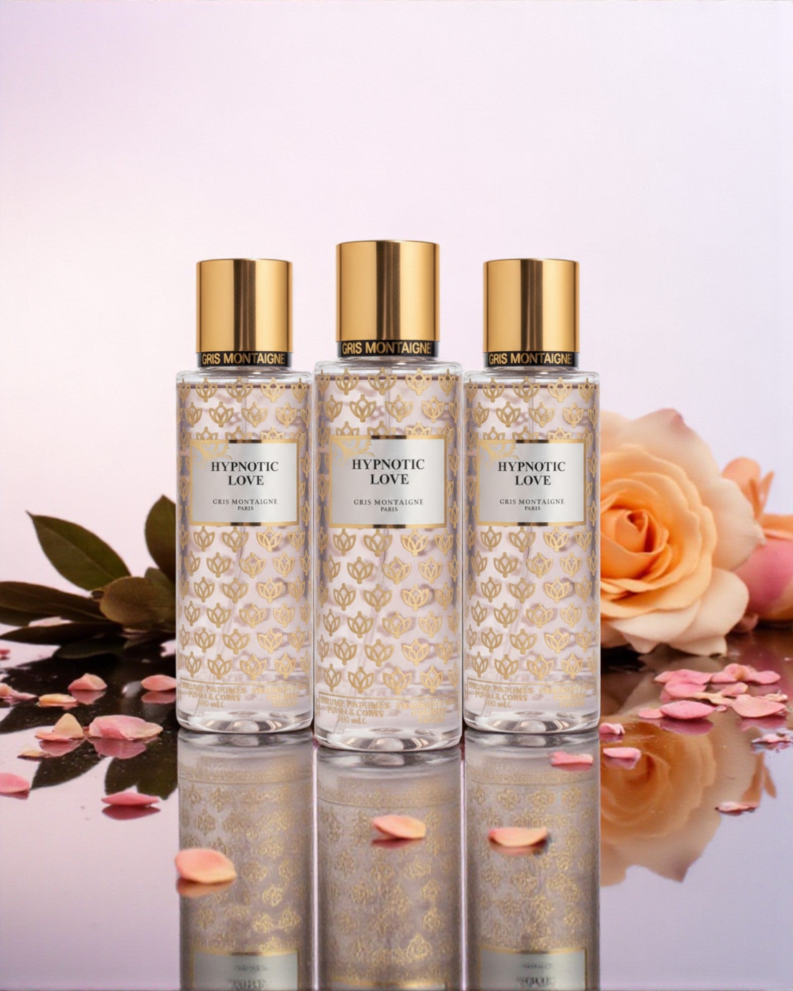 Pack 3 brumes Hypnotic Love – Gris Montaigne, flacons alignés sur fond épuré, univers floral-fruité avec touches musquées et boisées.