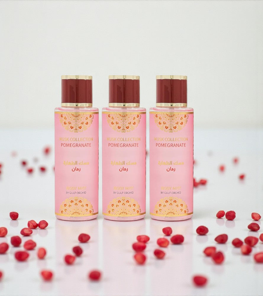 Pack 3 brumes Gulf Orchid Pomegranate 3 × 250 ml – flacons roses alignés, ambiance fruitée à la grenade, reflets sur surface brillante.
