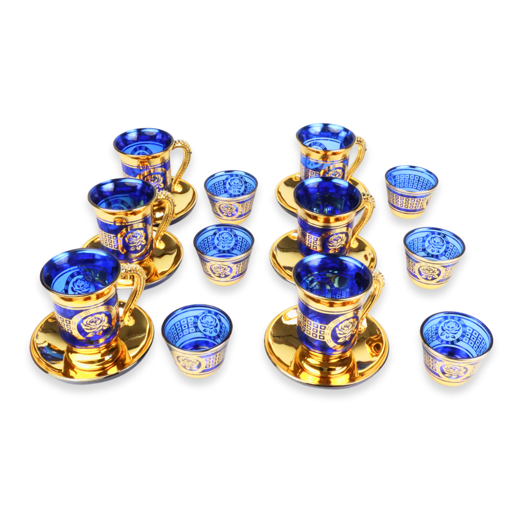 image de 6 tasses à café ou thé bleu et dorée posé sur 6 sous tasse et 6 petites tasse sans manche