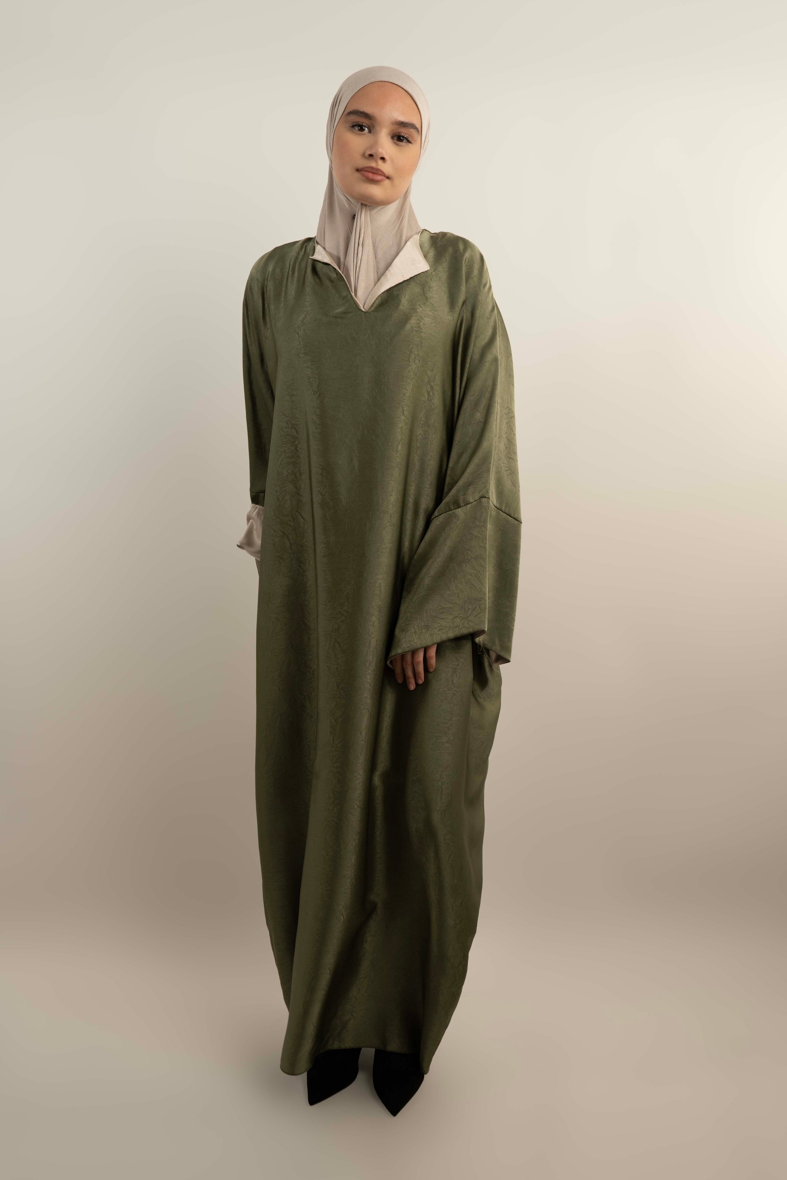 Robe longue ample effet satiné texturé avec col V à revers