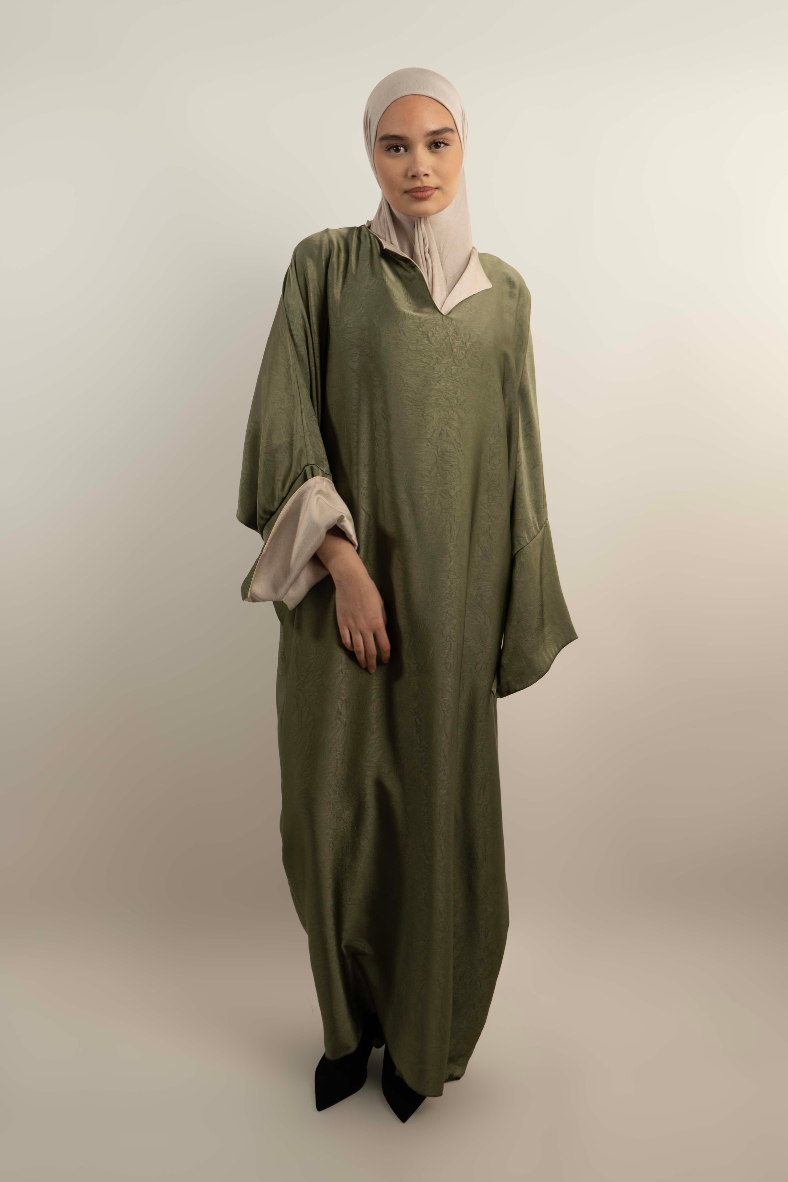 Robe longue ample effet satiné texturé avec col V à revers