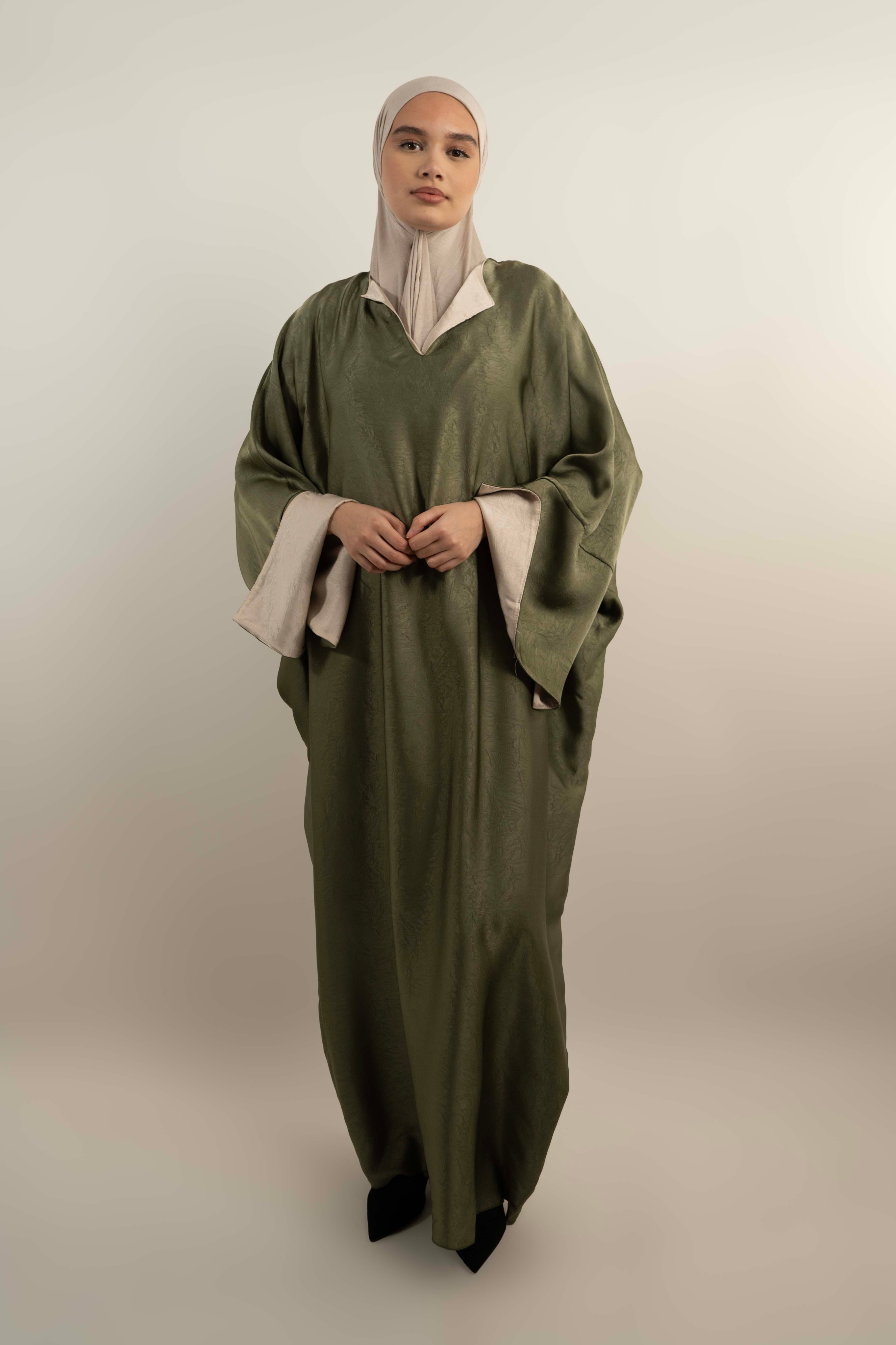 Robe longue ample effet satiné texturé avec col V à revers