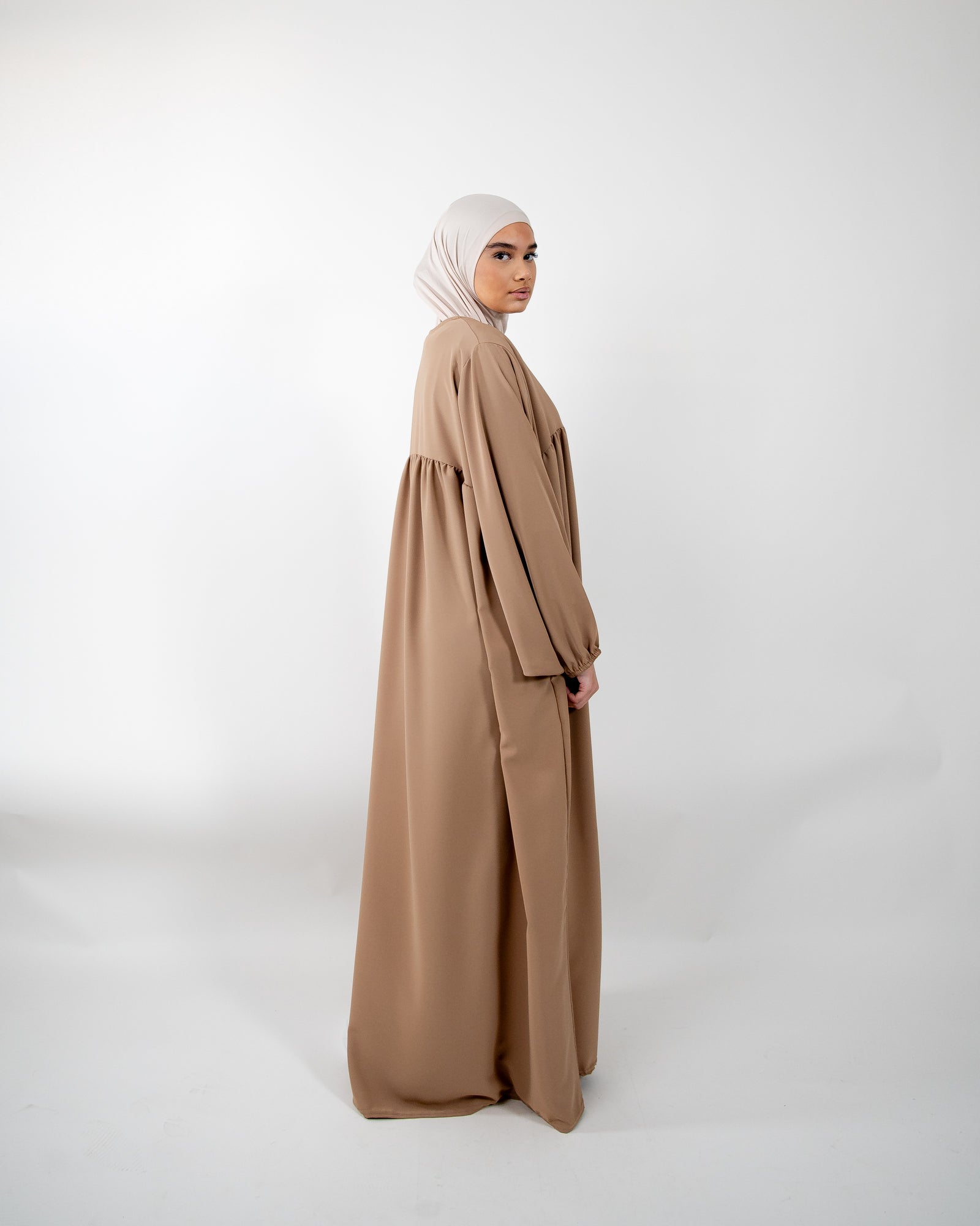 Robe longue et ample avec manches ballons couleur camel