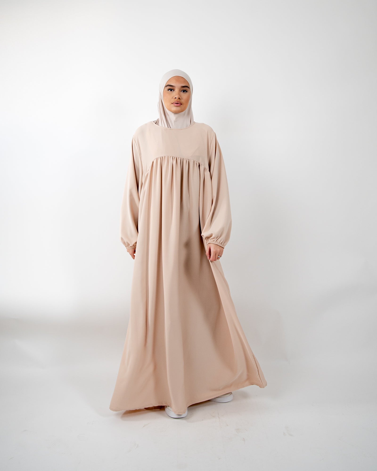 Robe longue et ample avec manches ballons couleur crème