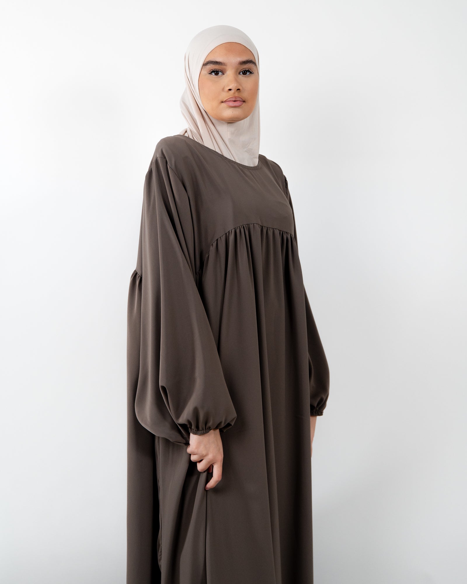 Robe longue et ample avec manches ballons couleur taupe