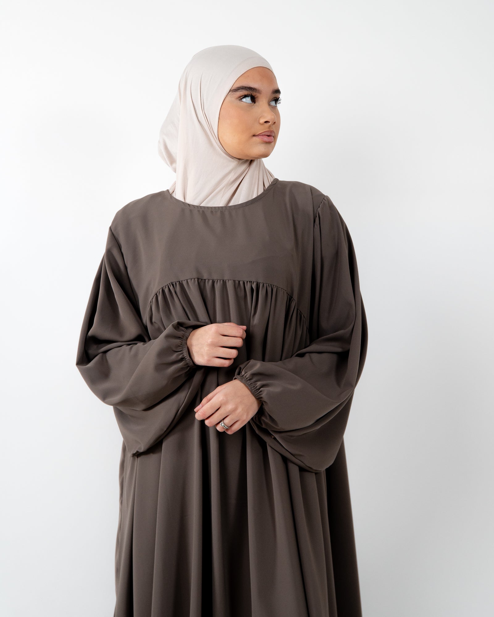 Robe longue et ample avec manches ballons couleur taupe