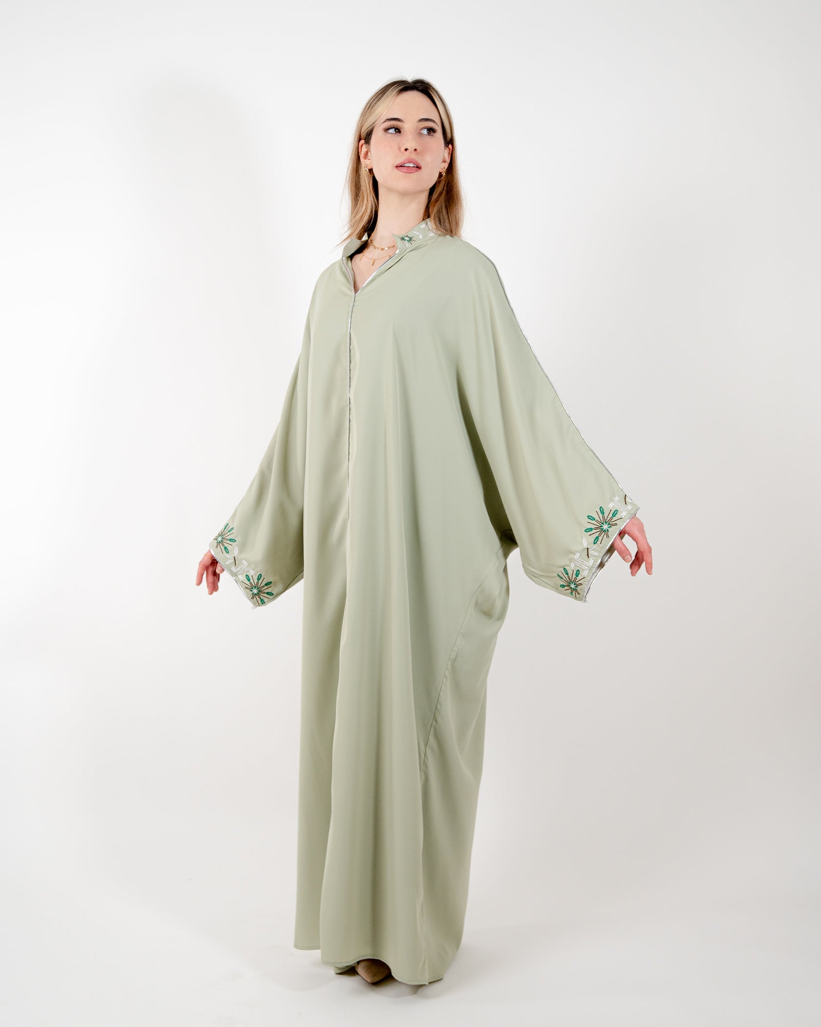 Robe ample à col montant fleuri – confection soignée pour un rendu élégant