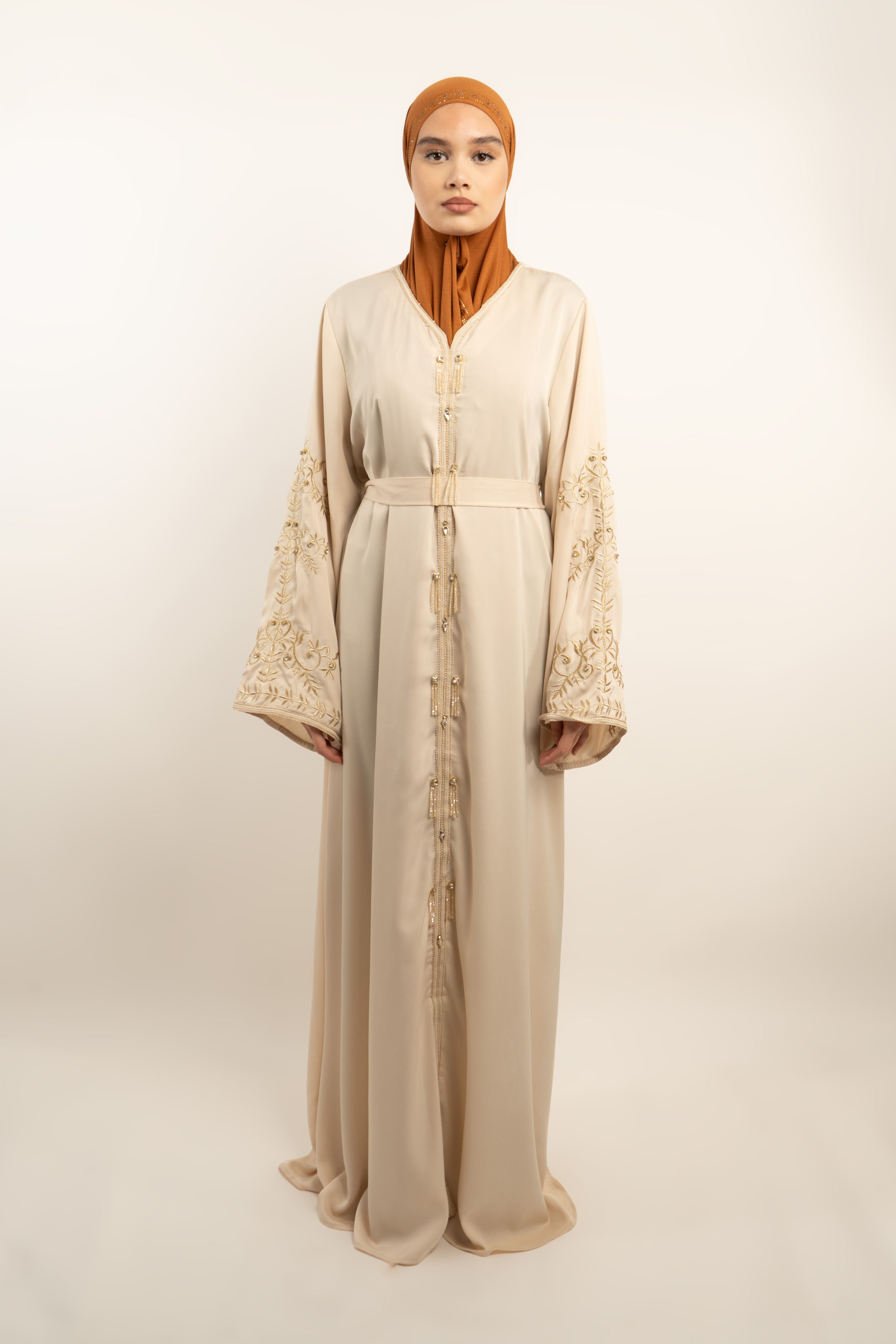 Abaya longue beige broderies florales dorées et strass