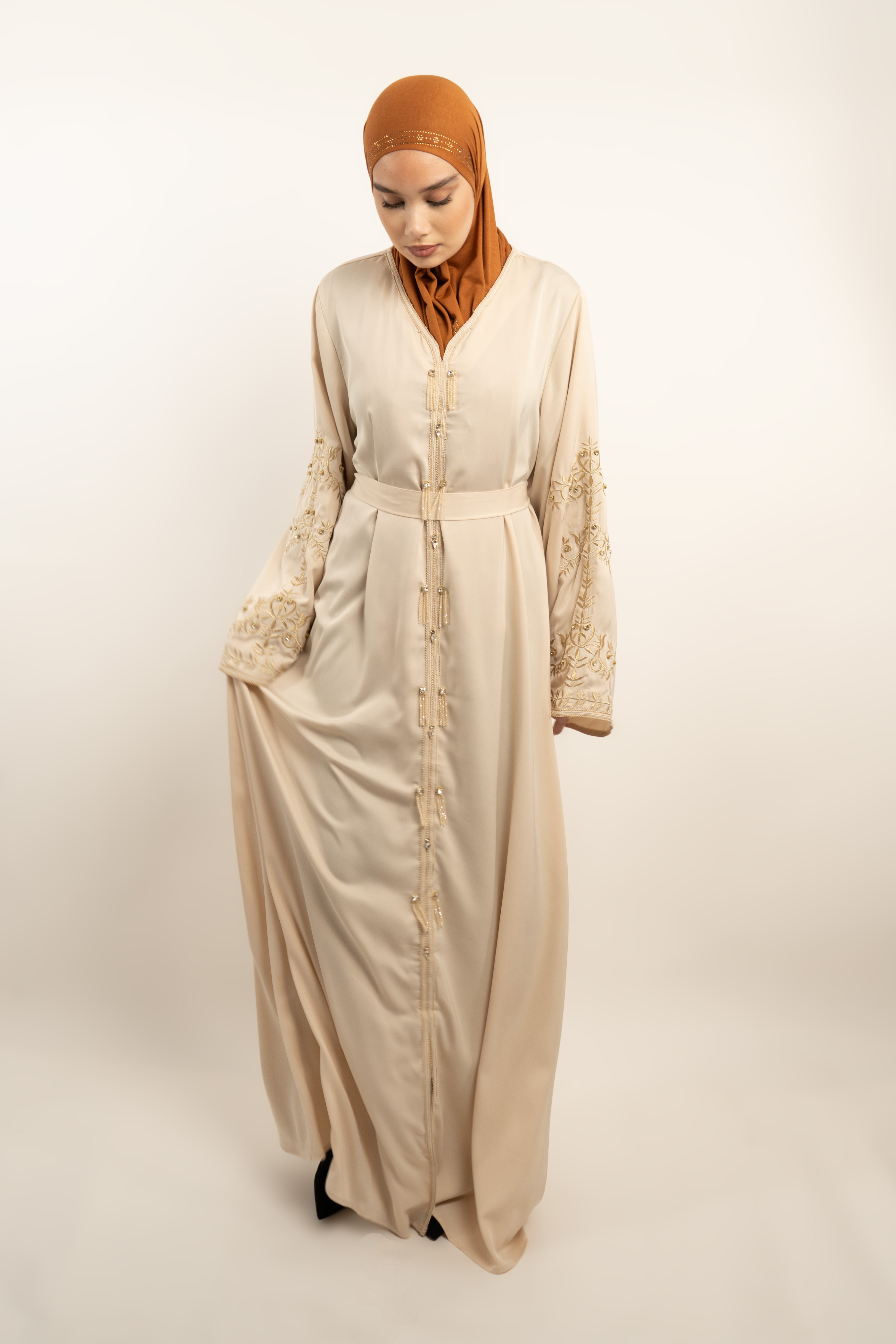 Abaya longue beige broderies florales dorées et strass