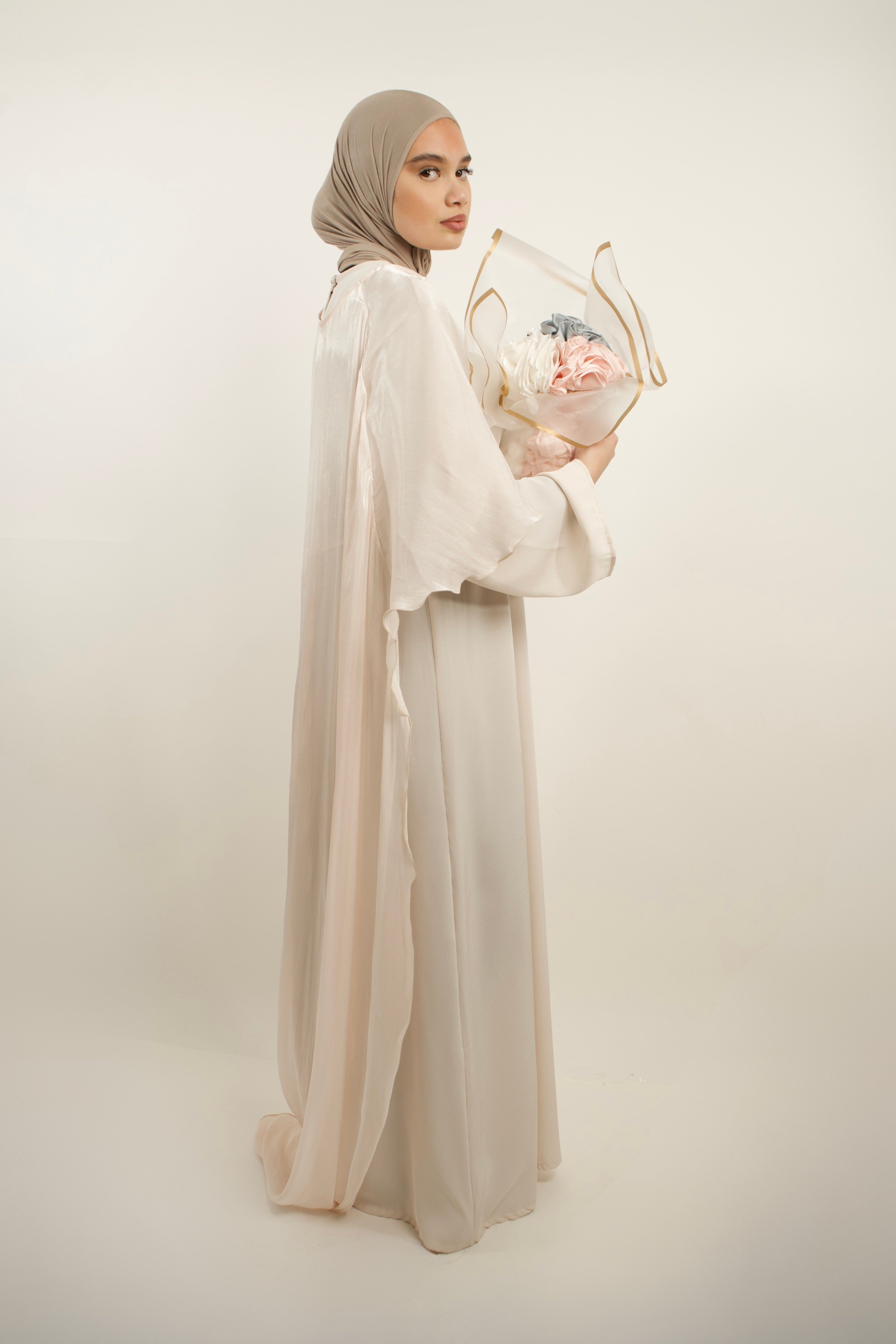 Robe longue chic effet satiné et cape fluide perlée