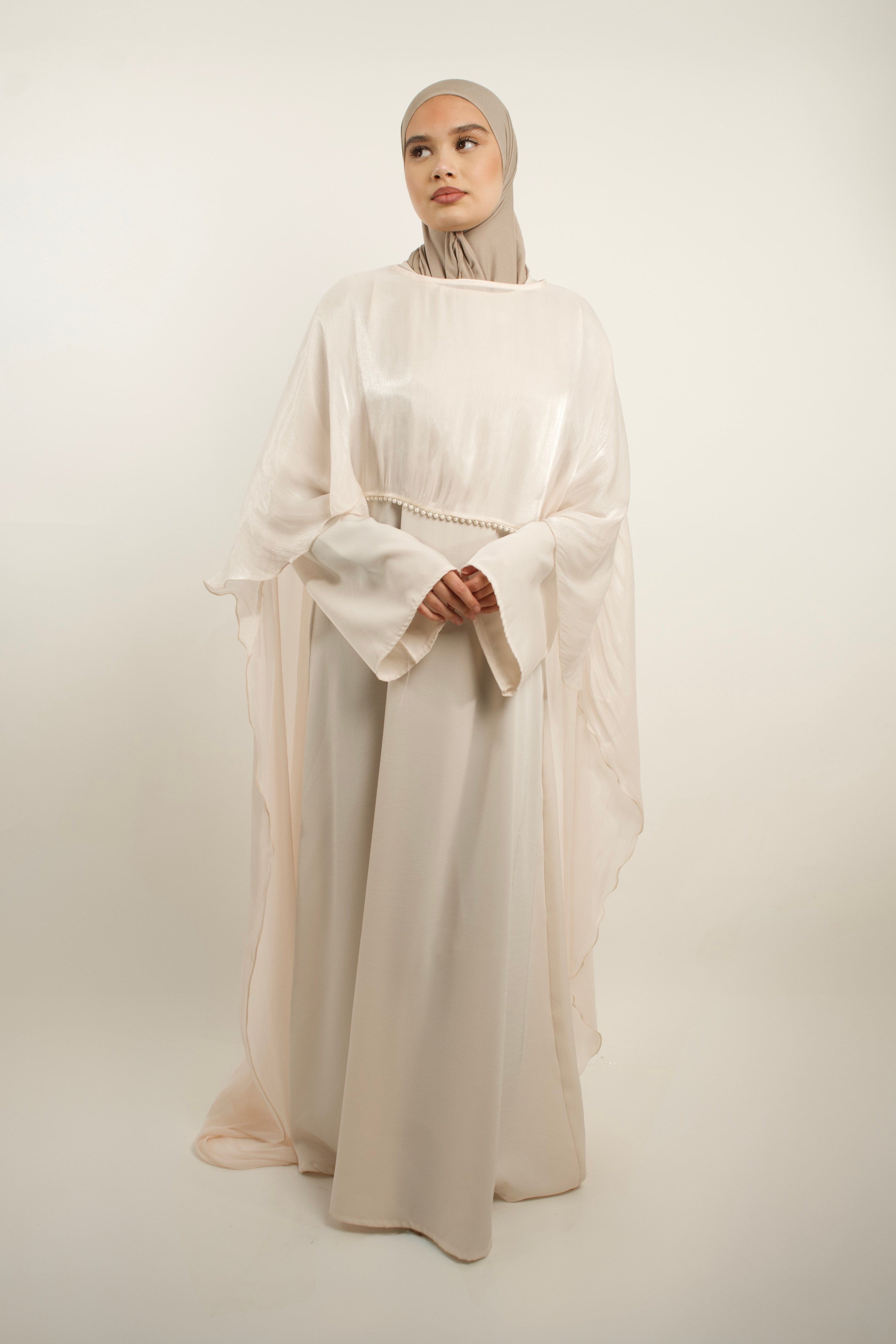 Robe longue chic effet satiné et cape fluide perlée