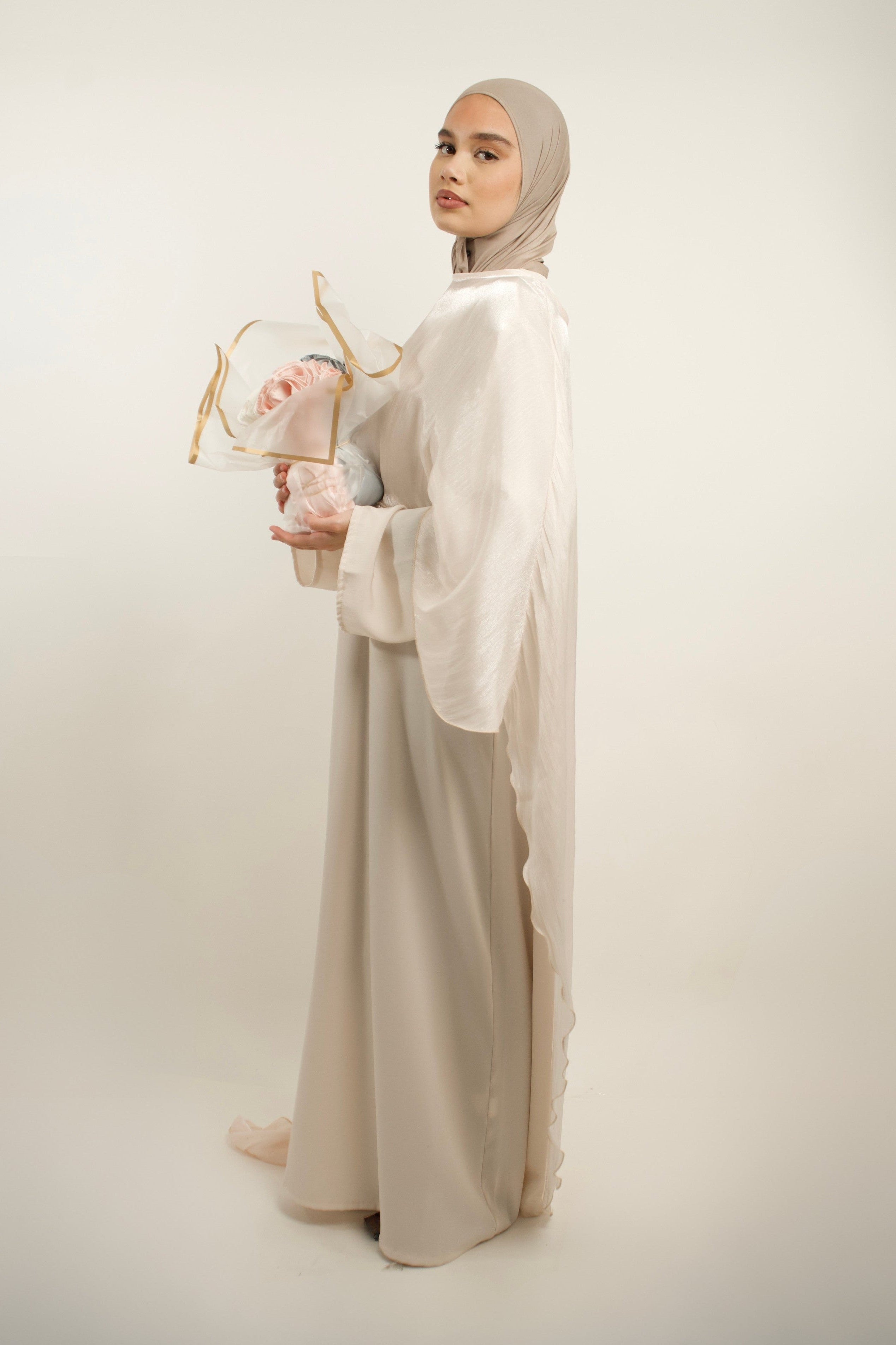 Robe longue chic effet satiné et cape fluide perlée