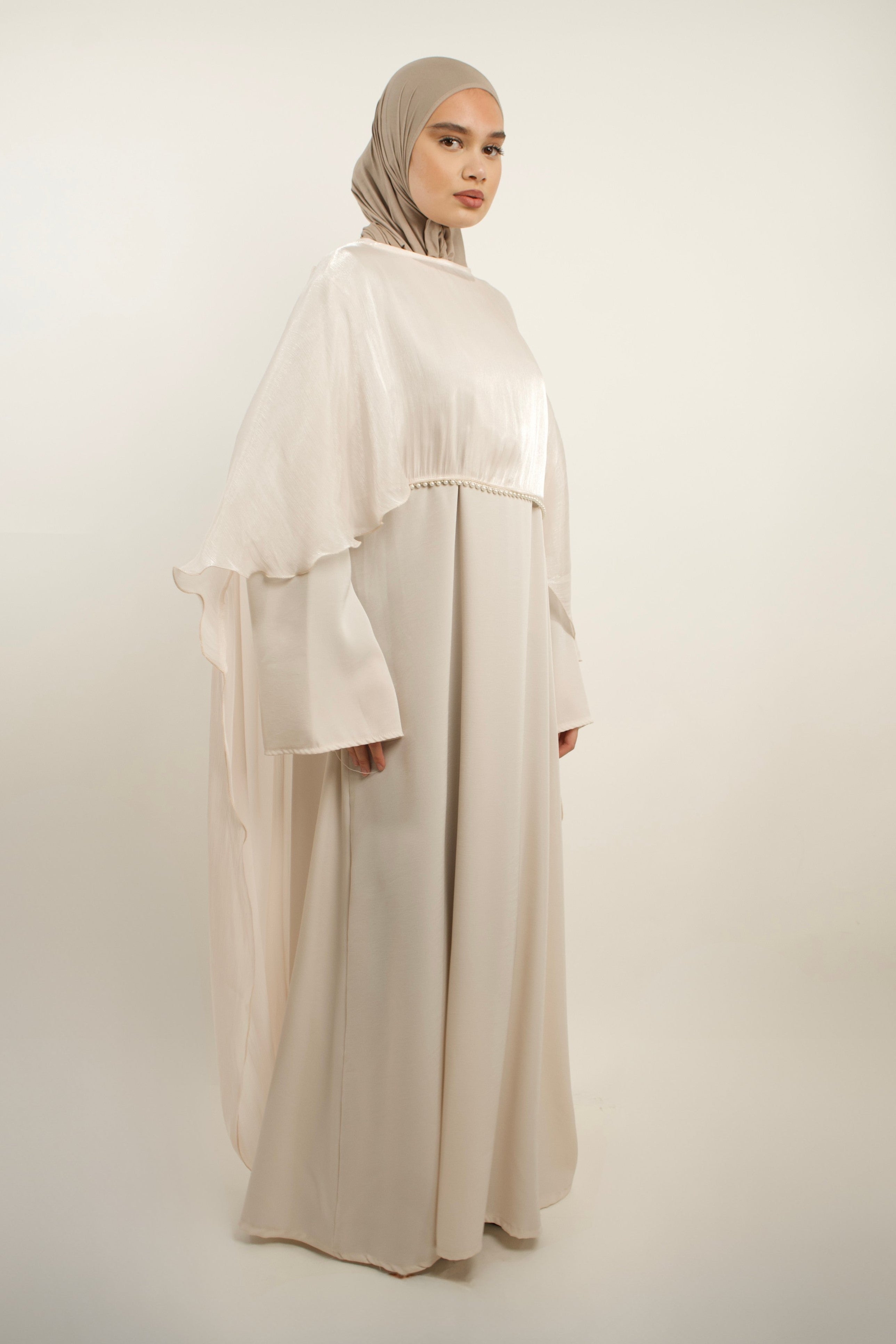 Robe longue chic effet satiné et cape fluide perlée