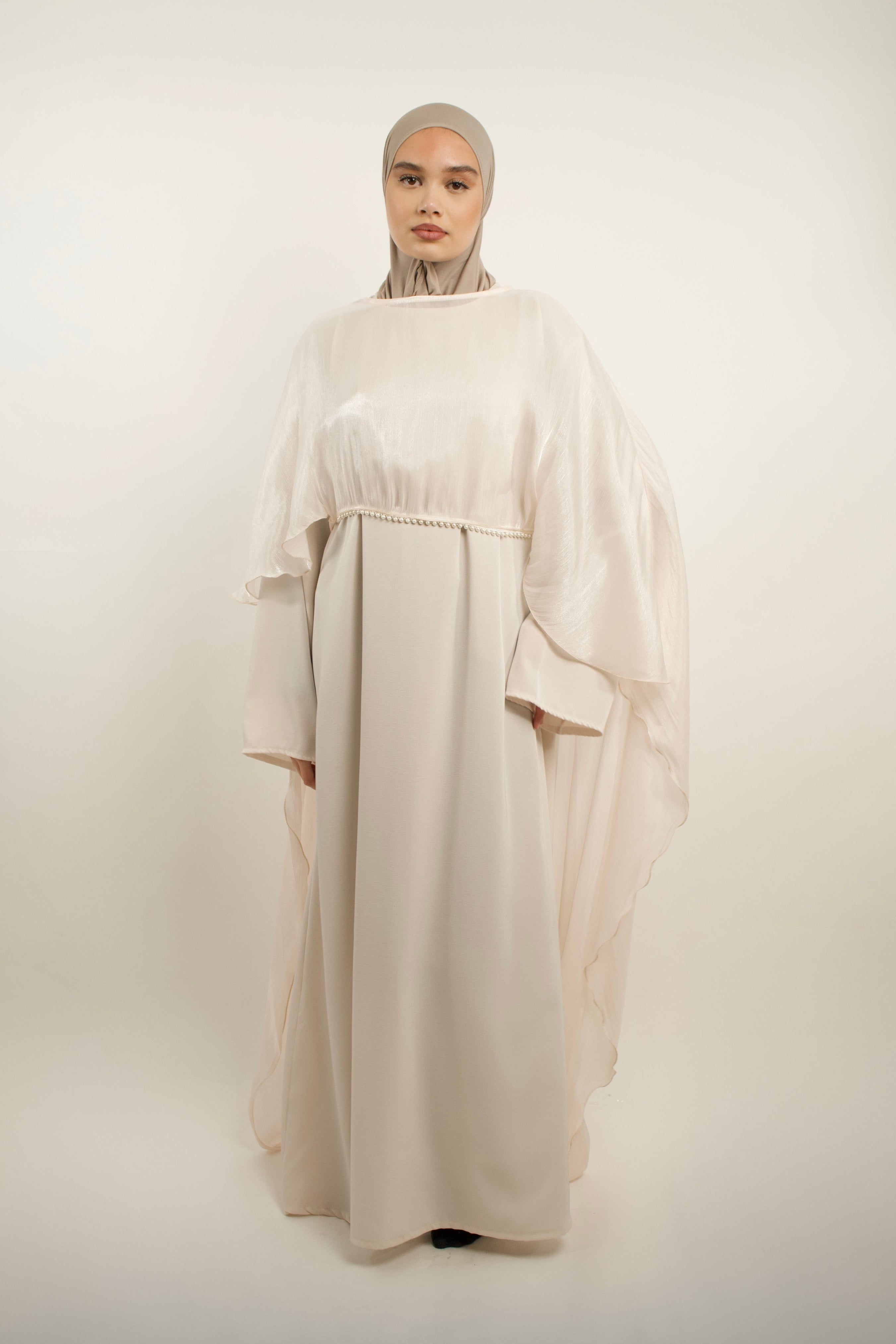 Robe longue chic effet satiné et cape fluide perlée
