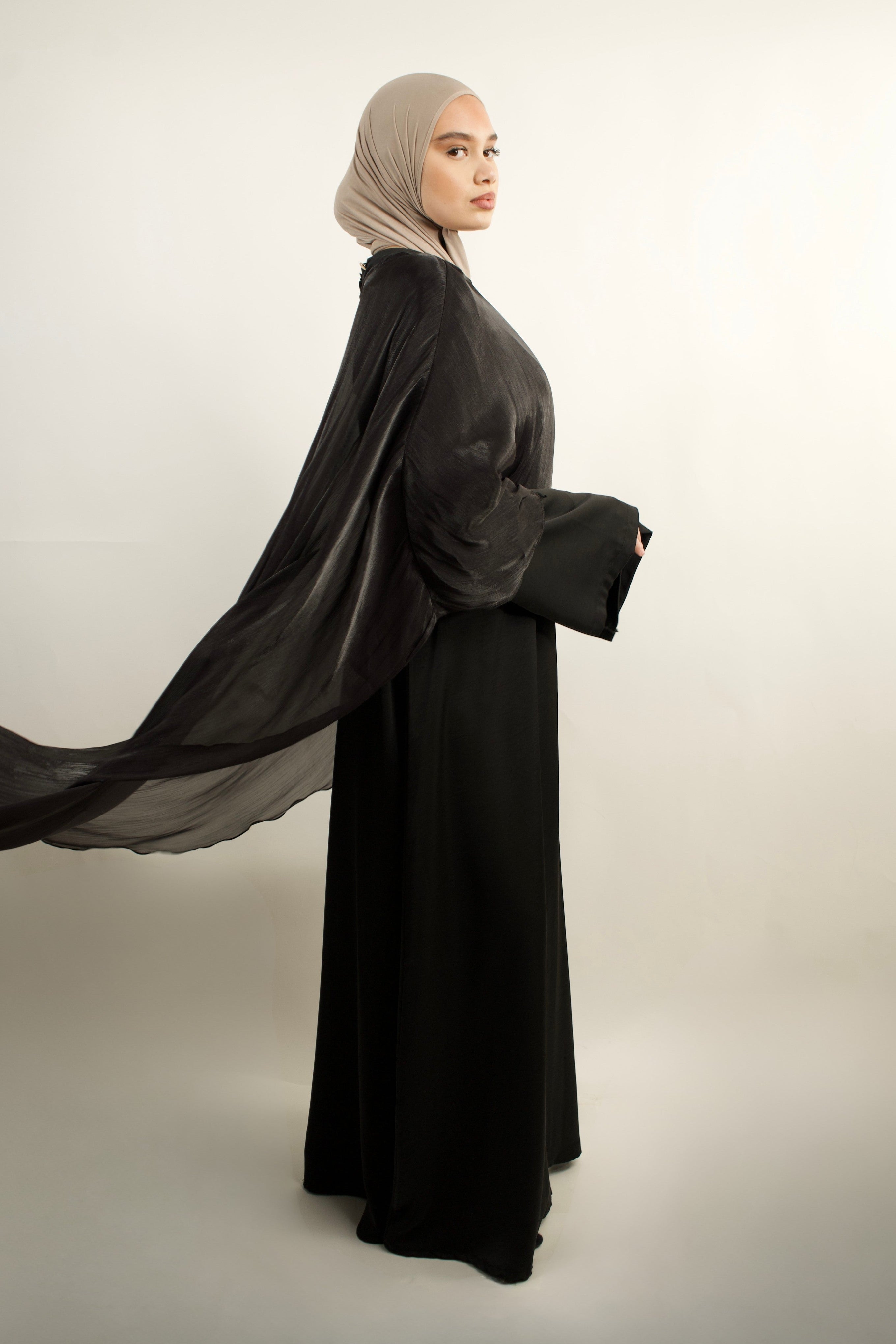 Robe longue chic effet satiné et cape fluide perlée