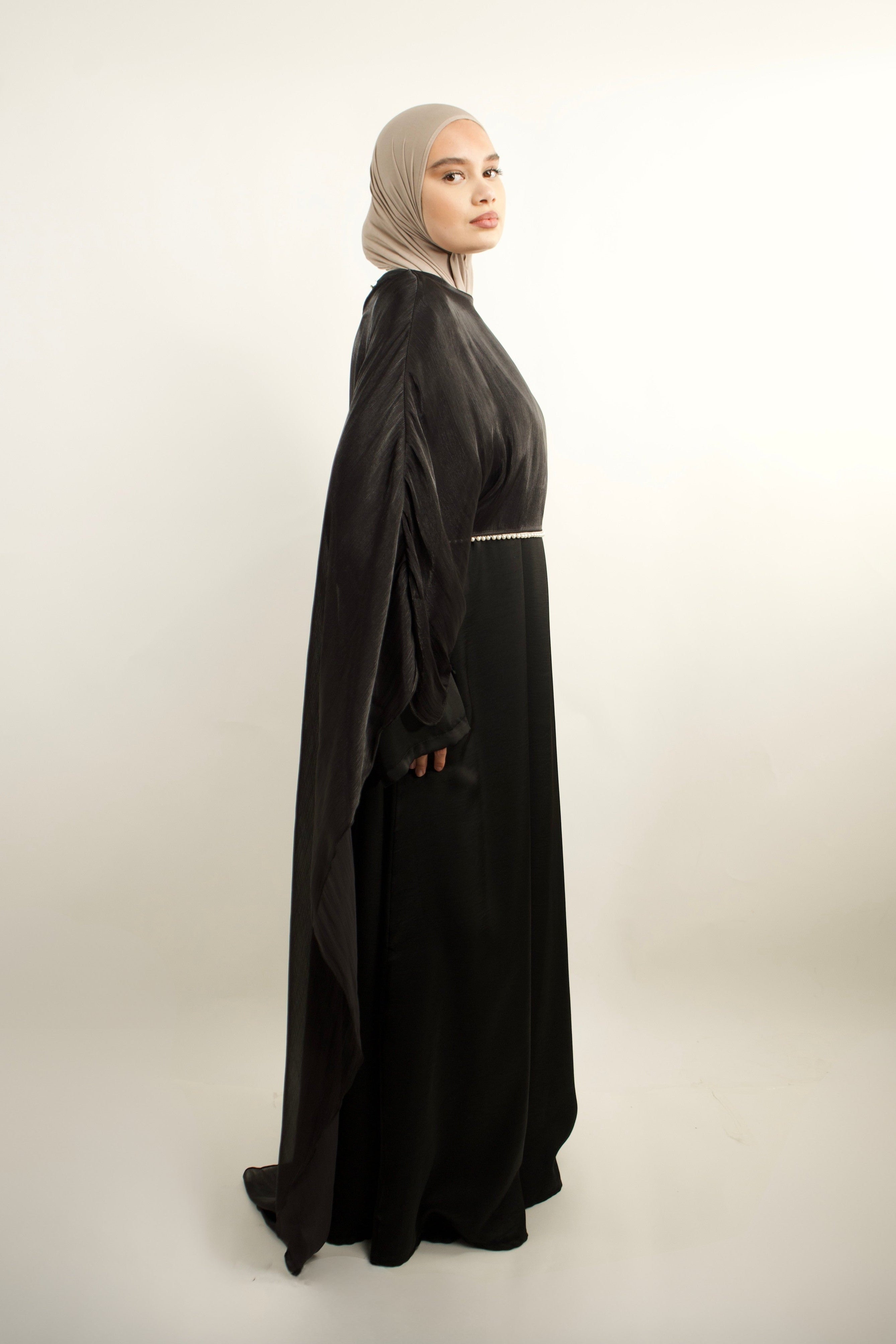 Robe longue chic effet satiné et cape fluide perlée