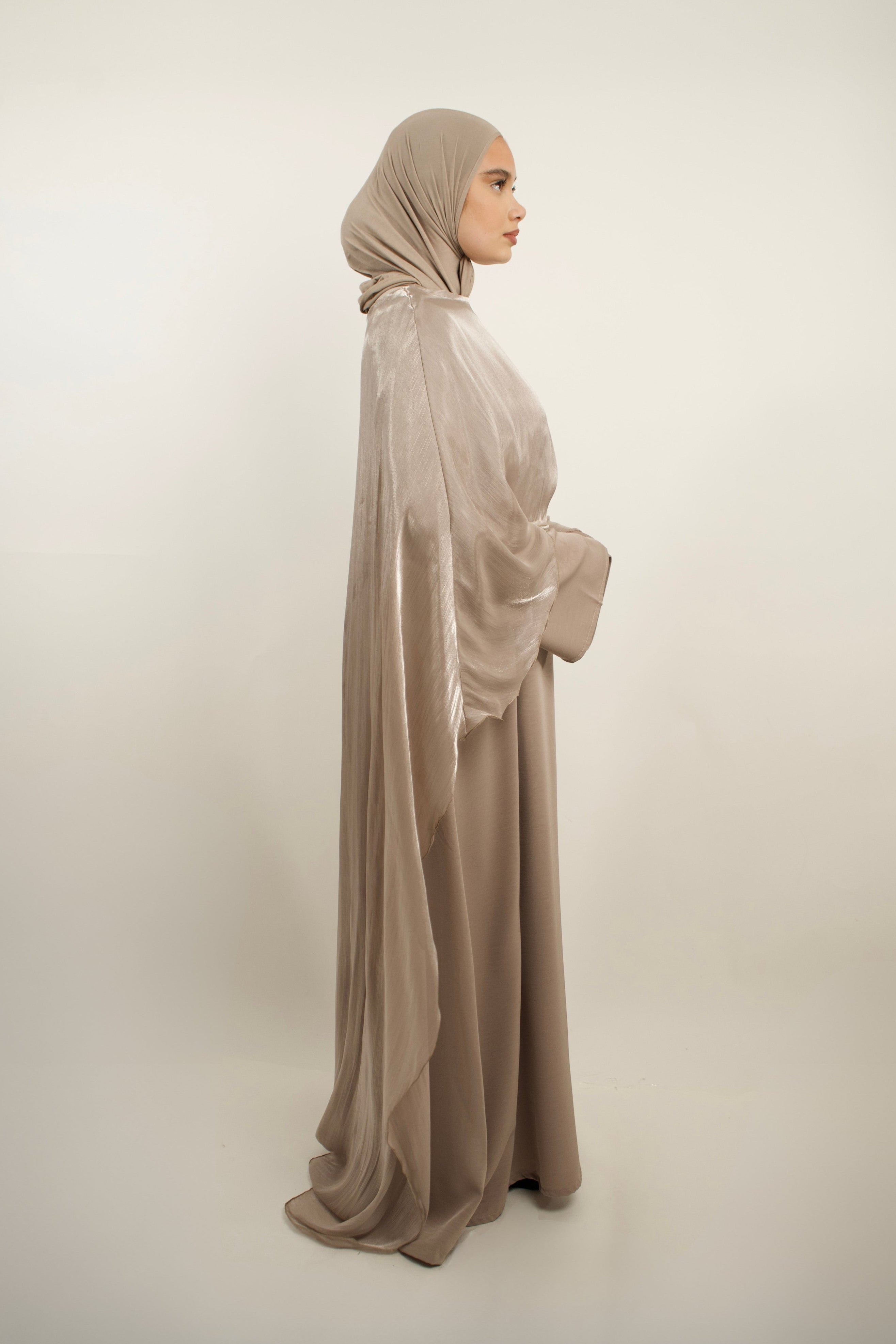 Robe longue chic effet satiné et cape fluide perlée