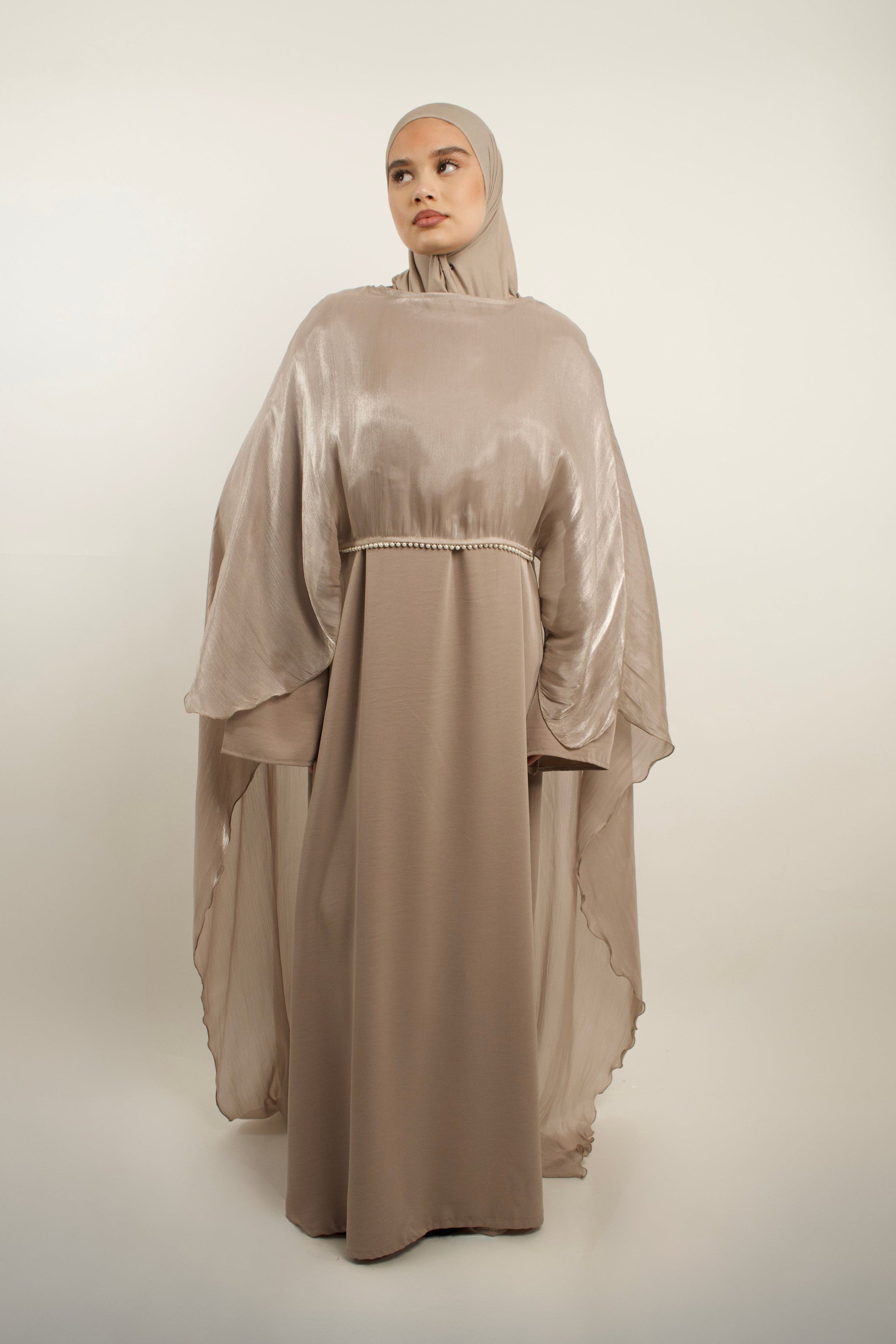 Robe longue chic effet satiné et cape fluide perlée