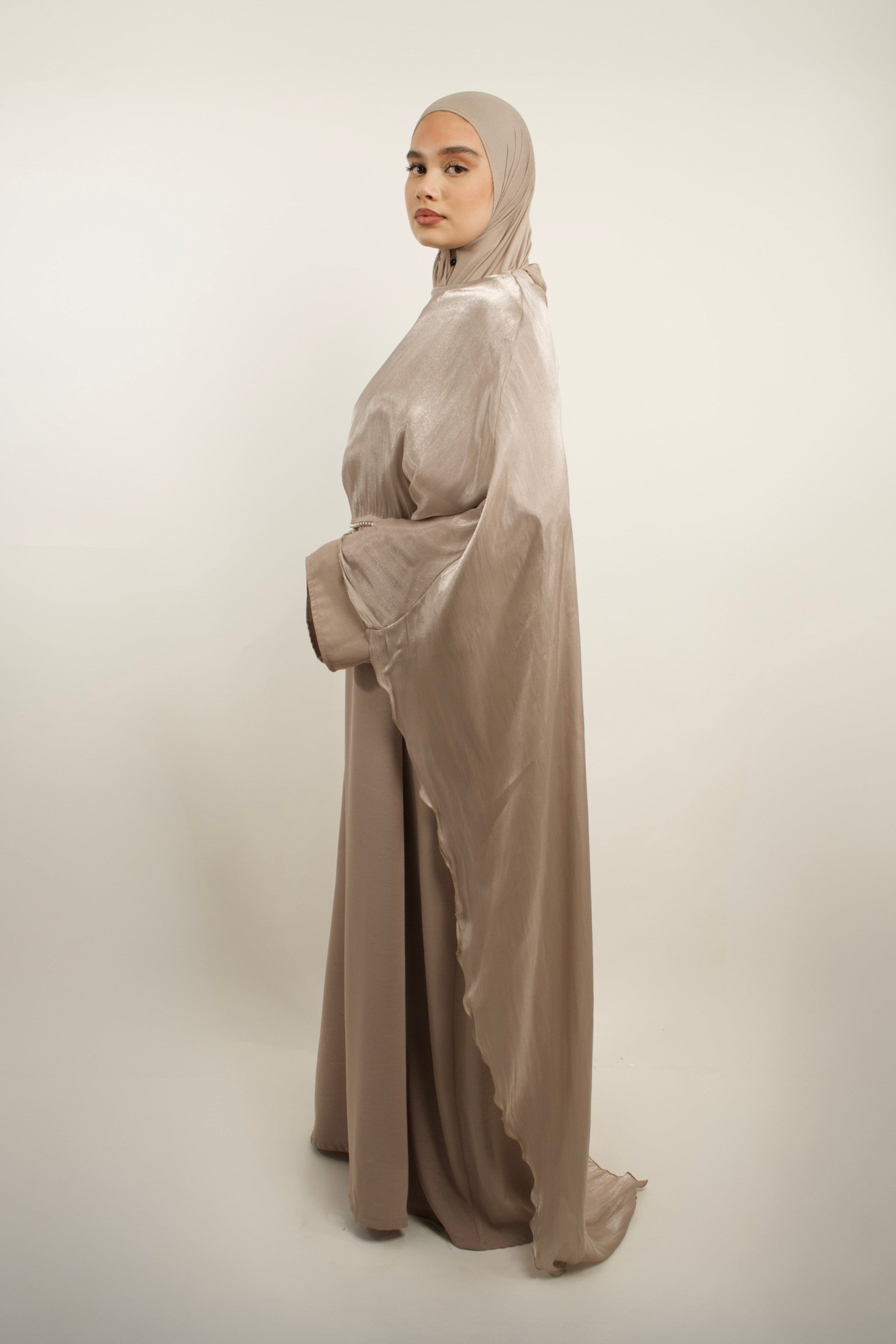 Robe longue chic effet satiné et cape fluide perlée