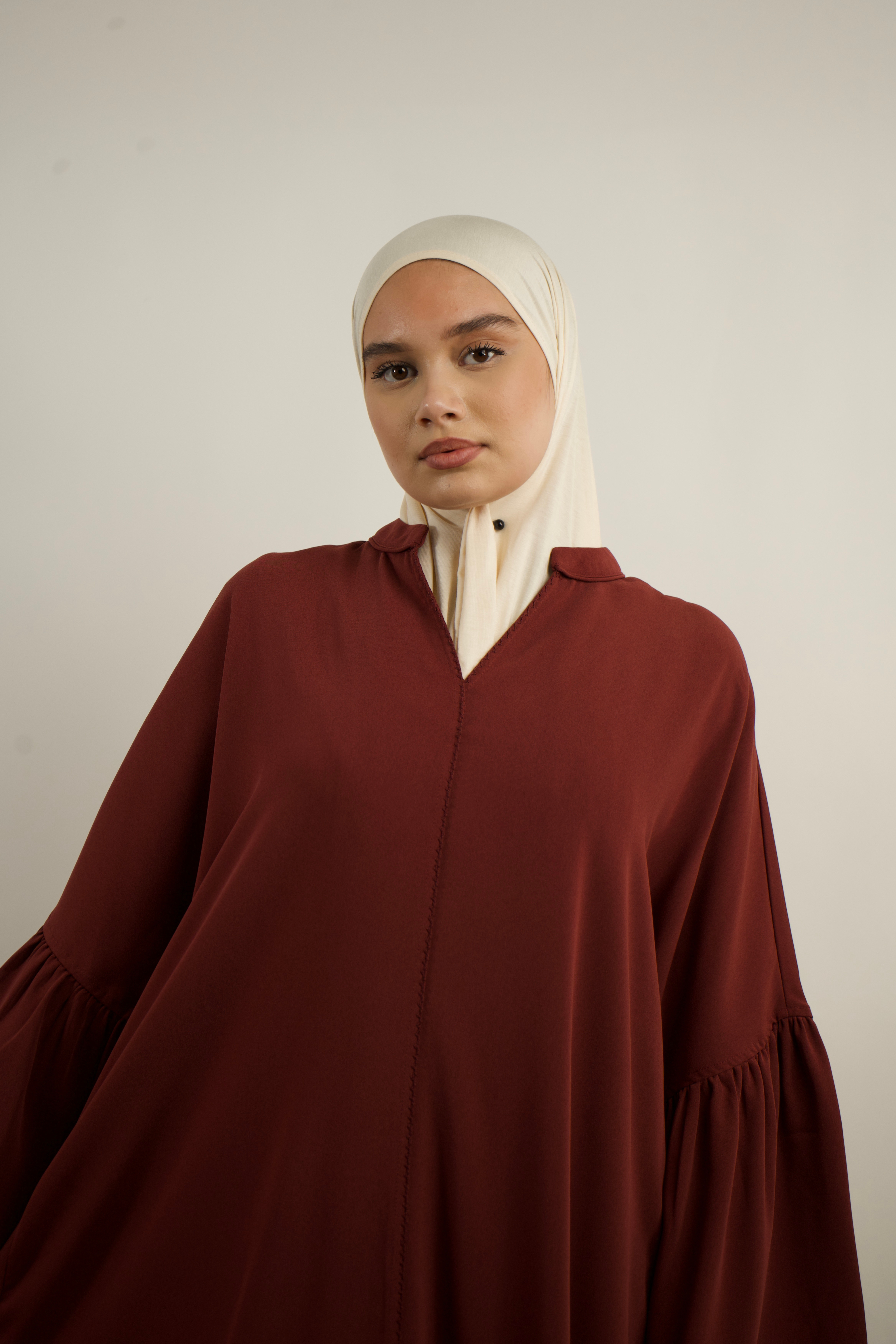 Abaya longue ample col V – Manches évasées élégantes