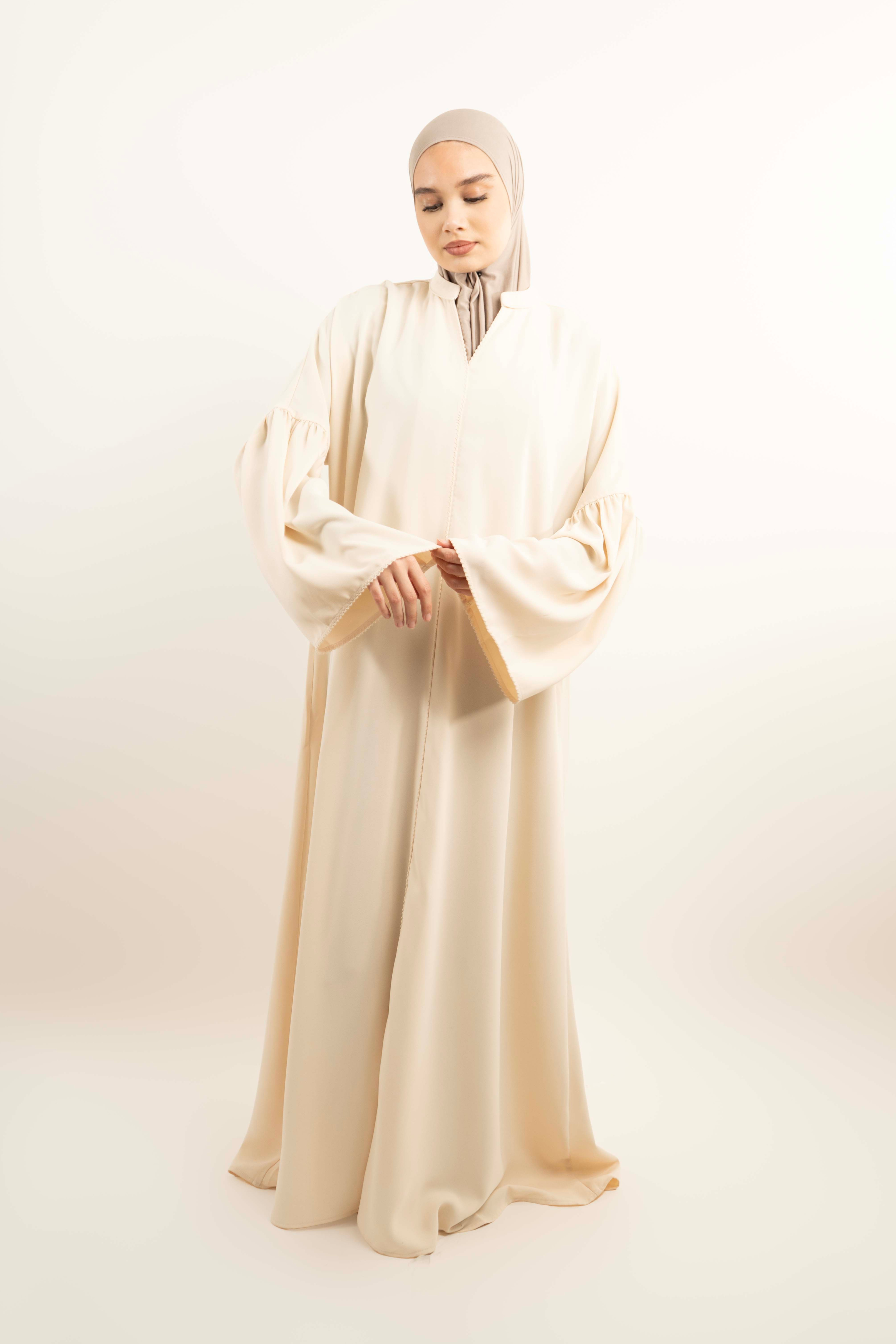 Abaya longue ample col V – Manches évasées élégantes.