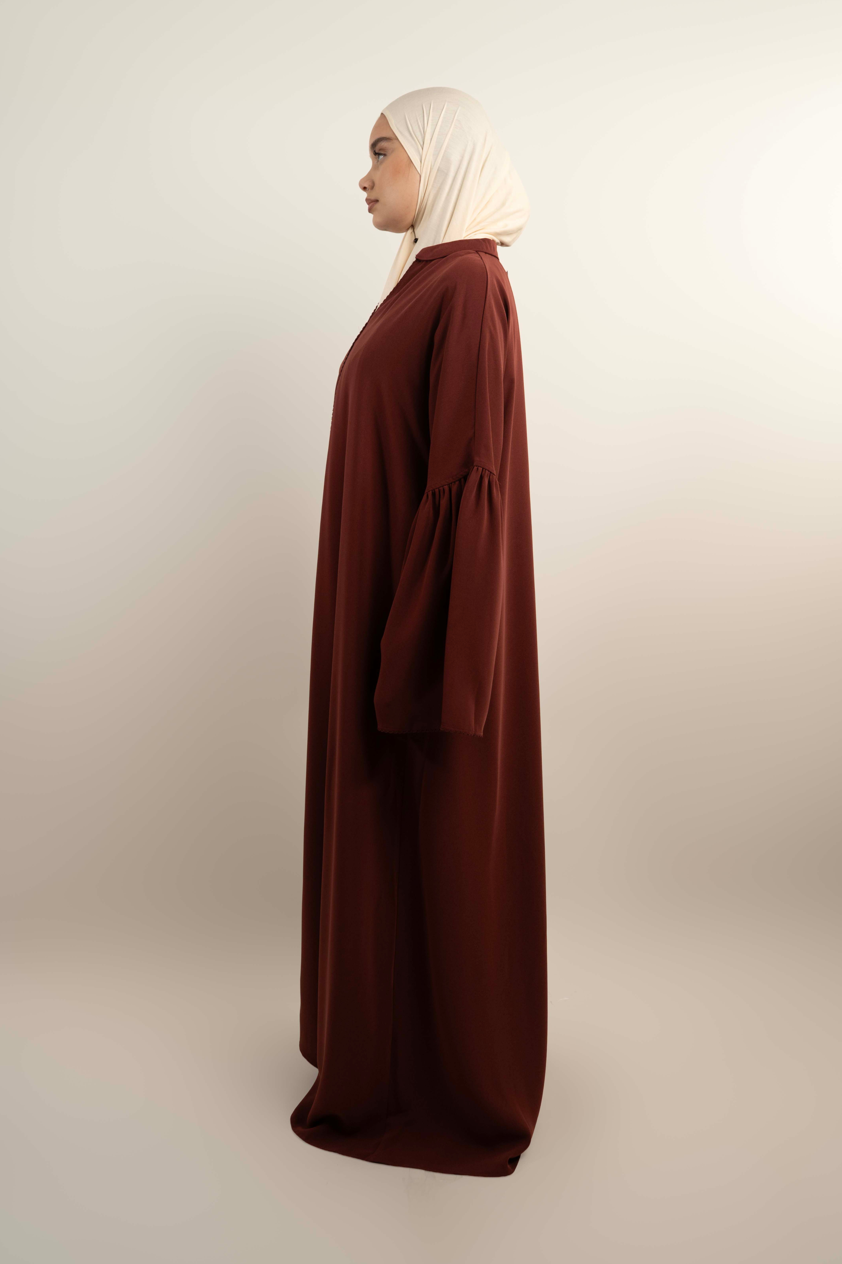 Abaya longue ample col V – Manches évasées élégantes.