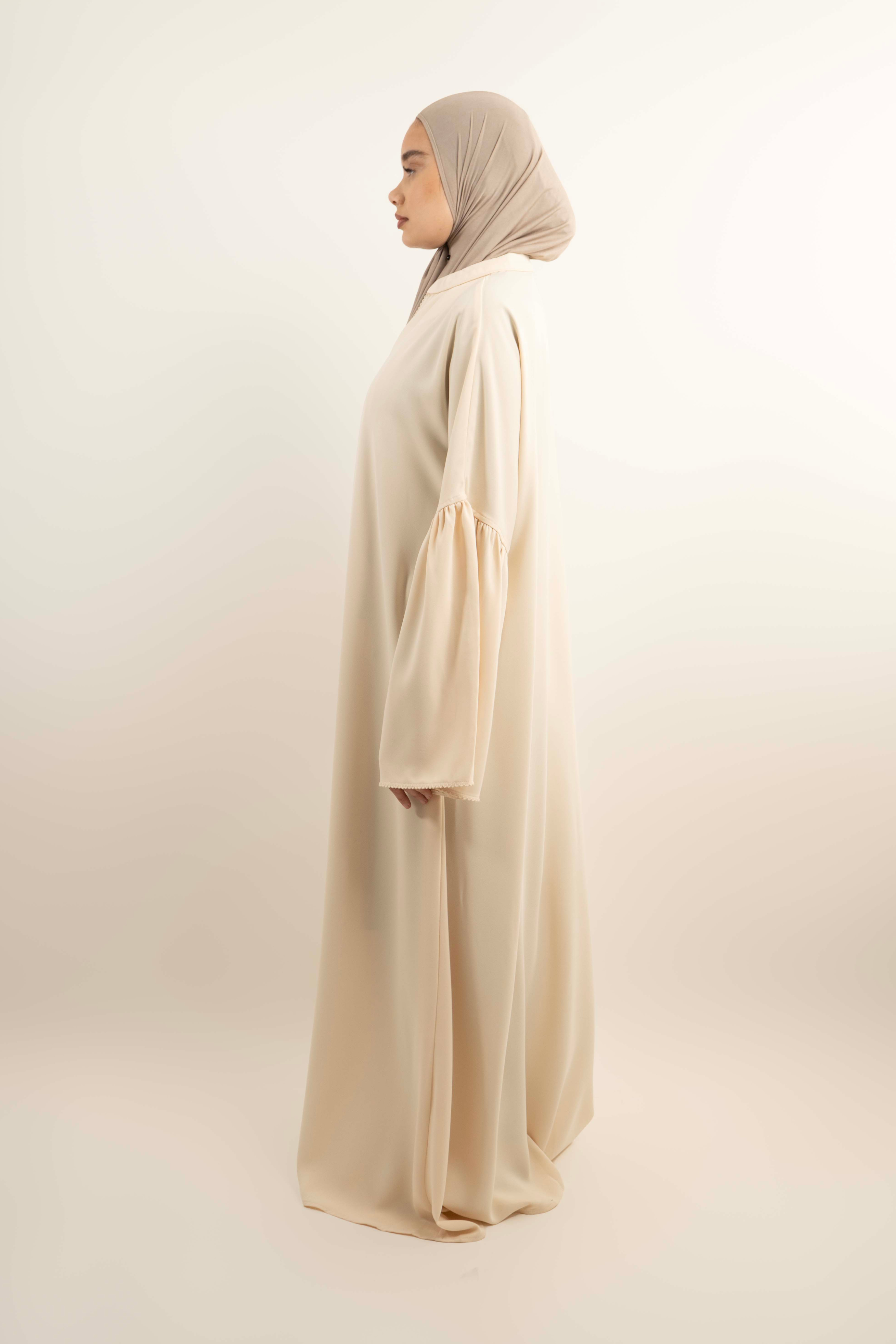 Abaya longue ample col V – Manches évasées élégantes