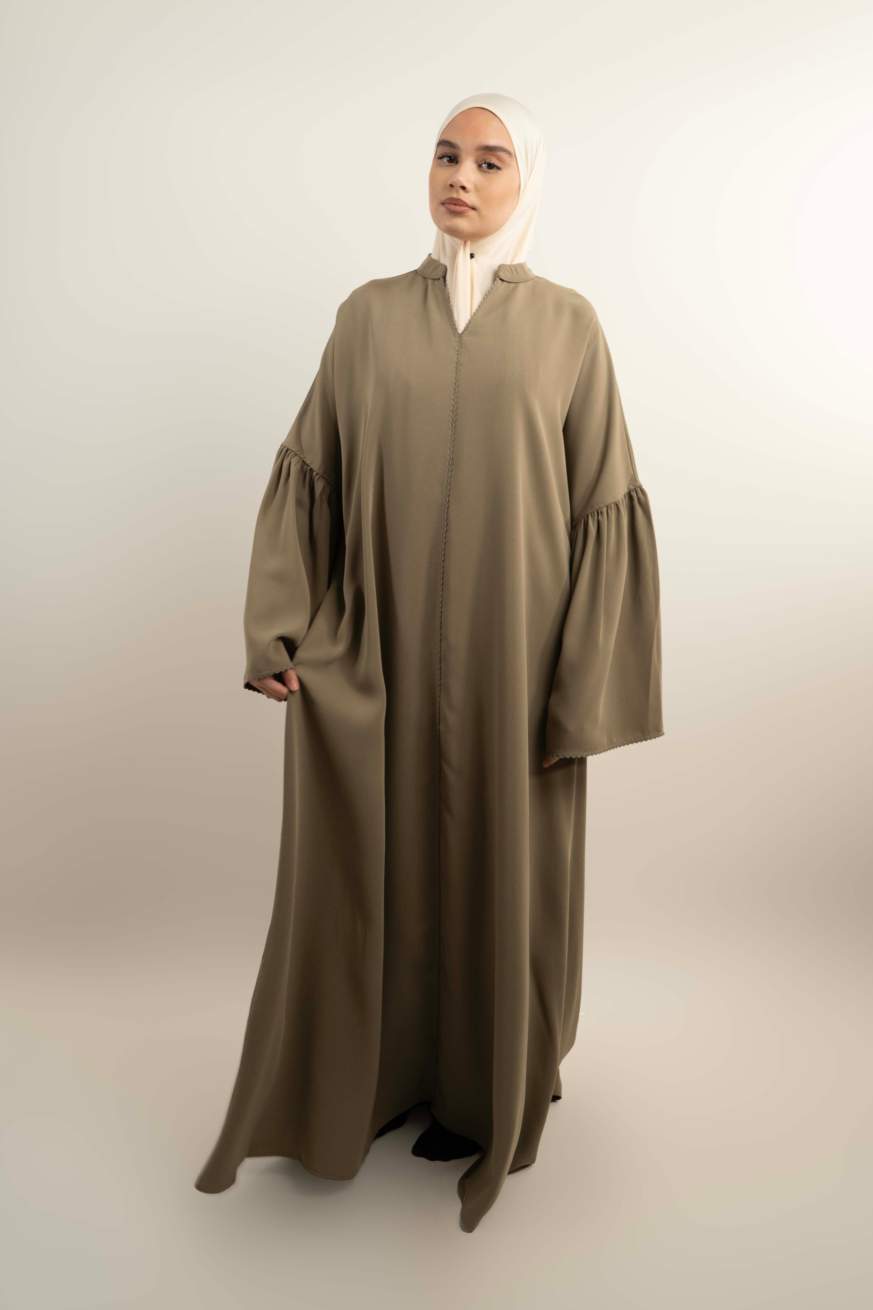 Abaya longue ample col V – Manches évasées élégantes