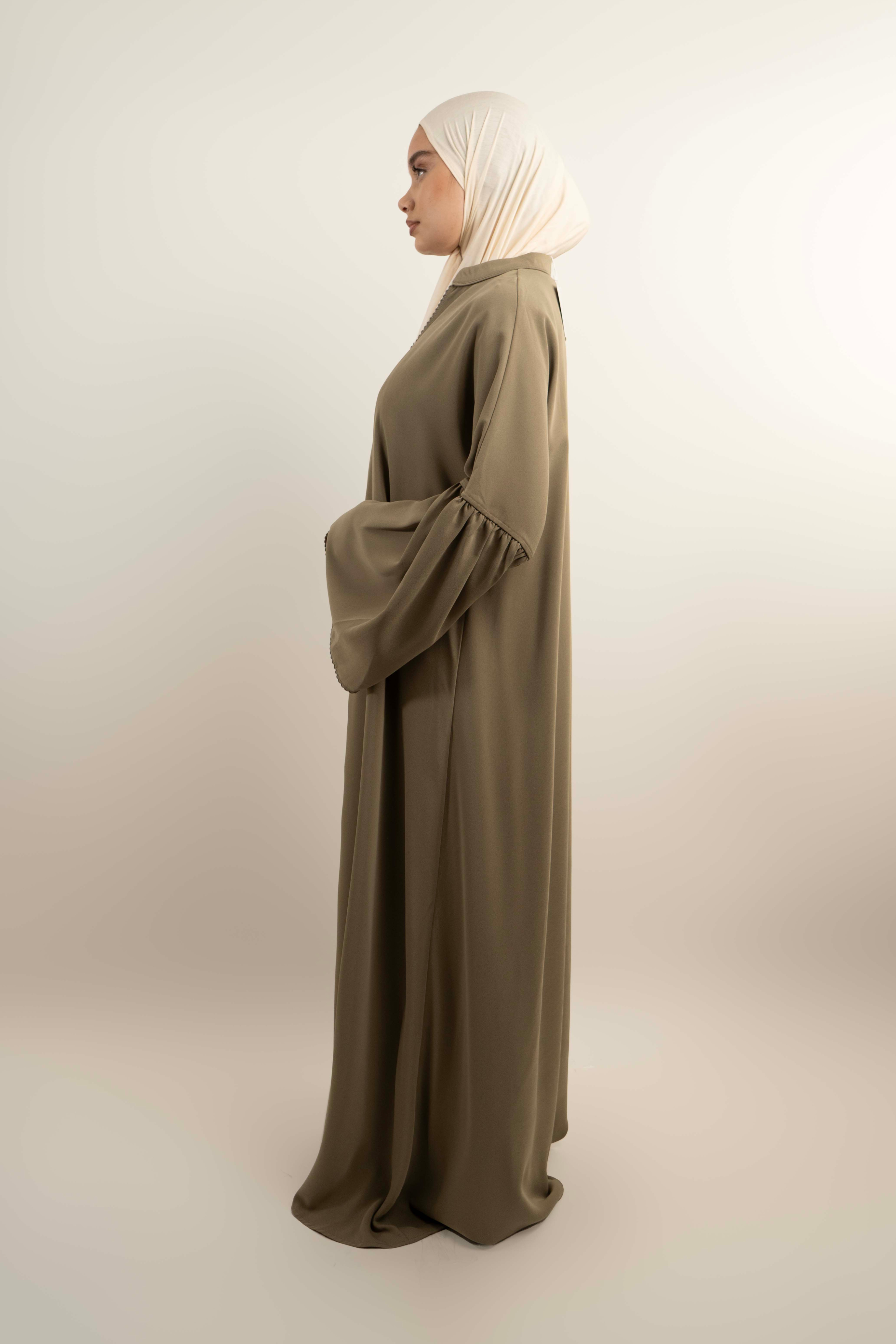 Abaya longue ample col V – Manches évasées élégantes.