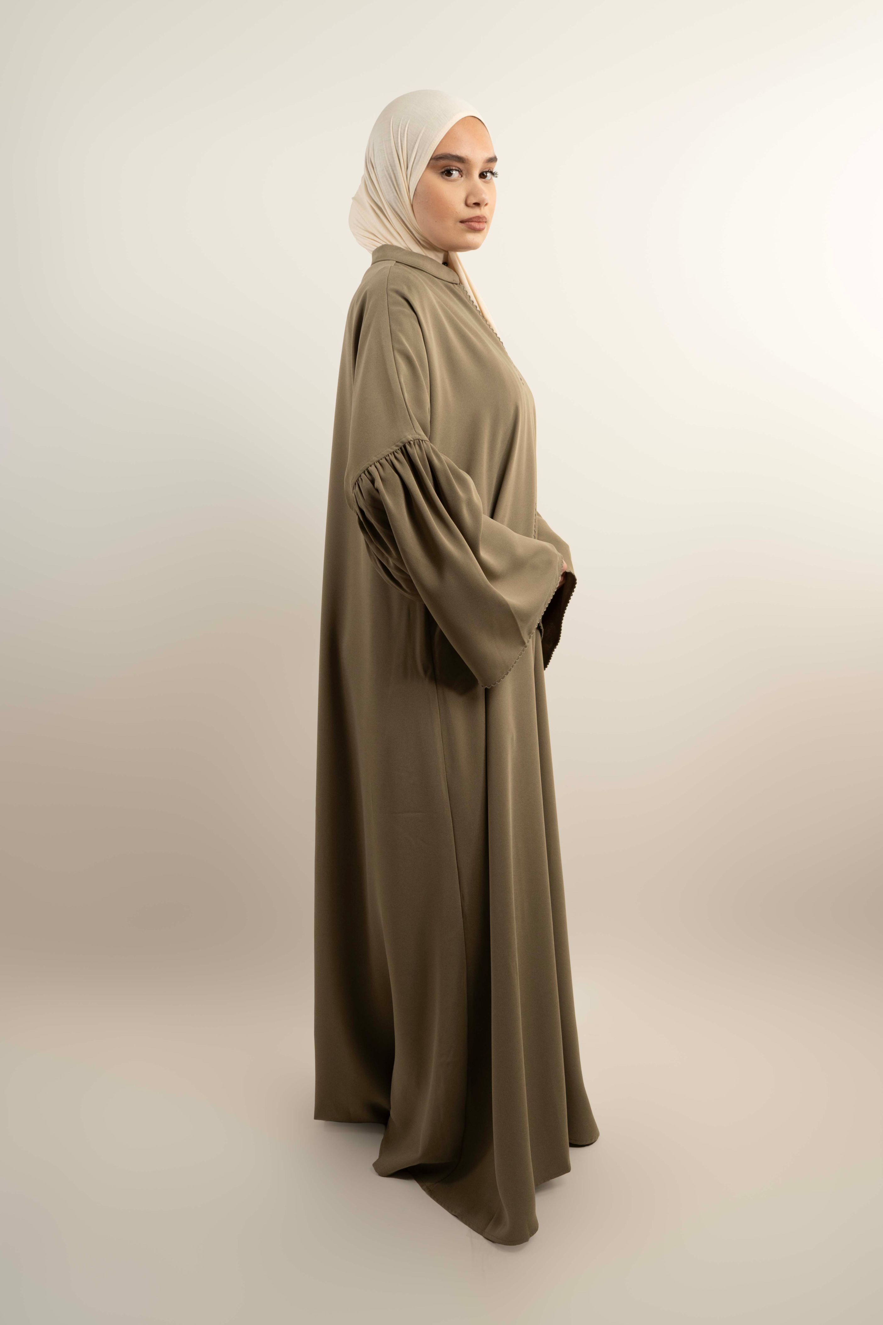 Abaya longue ample col V – Manches évasées élégantes