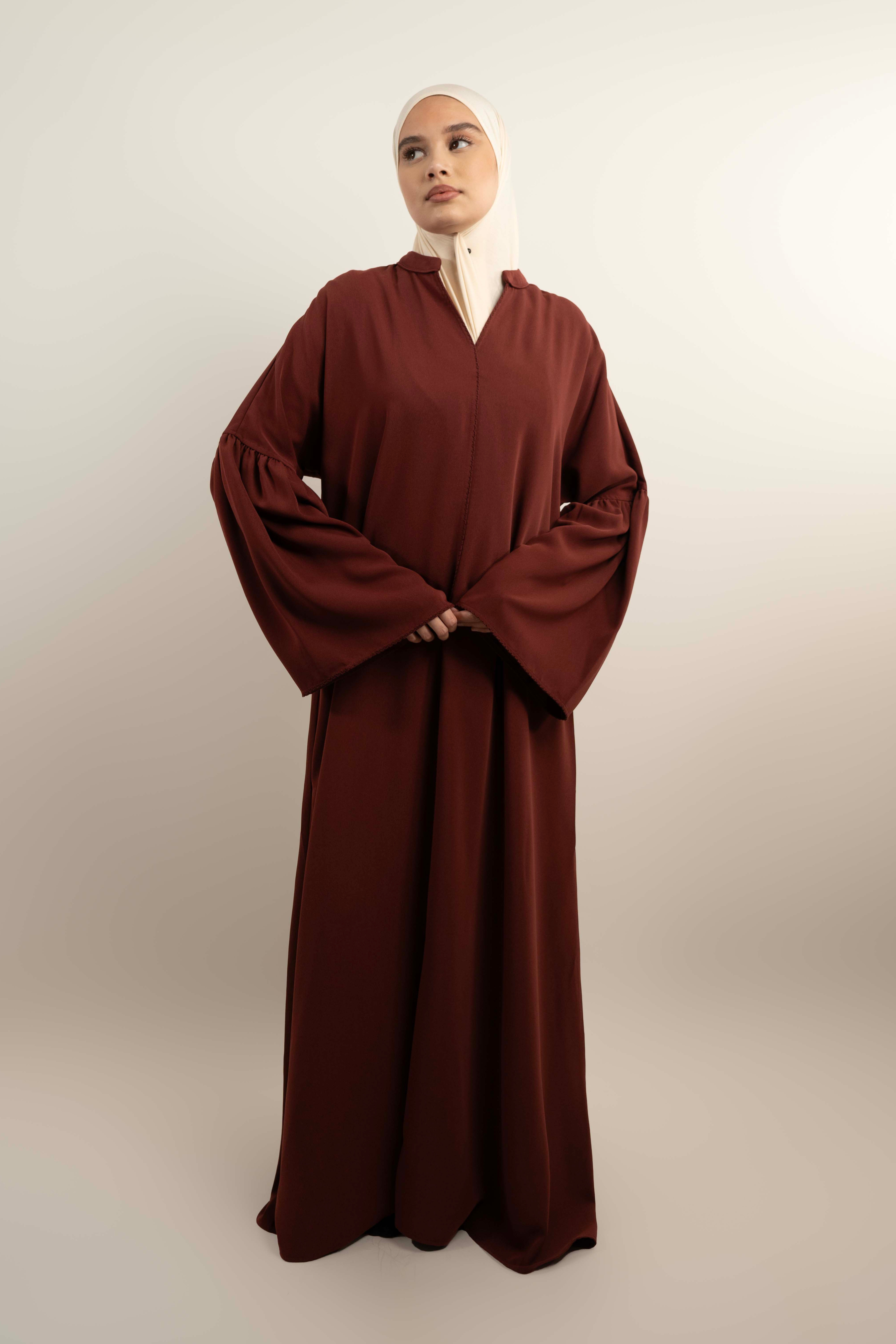 Abaya longue ample col V – Manches évasées élégantes.