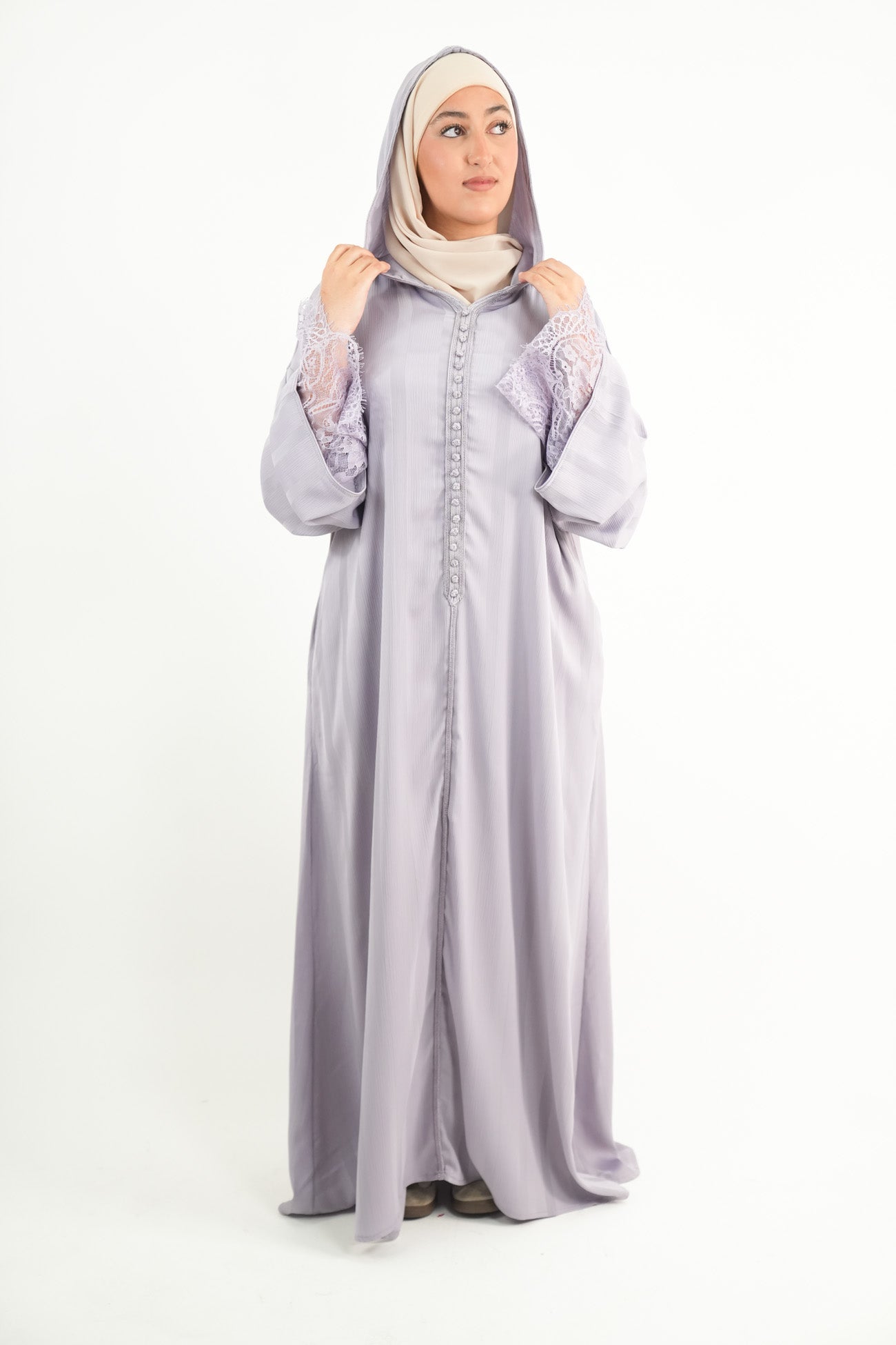 Robe capuche manches dentelles