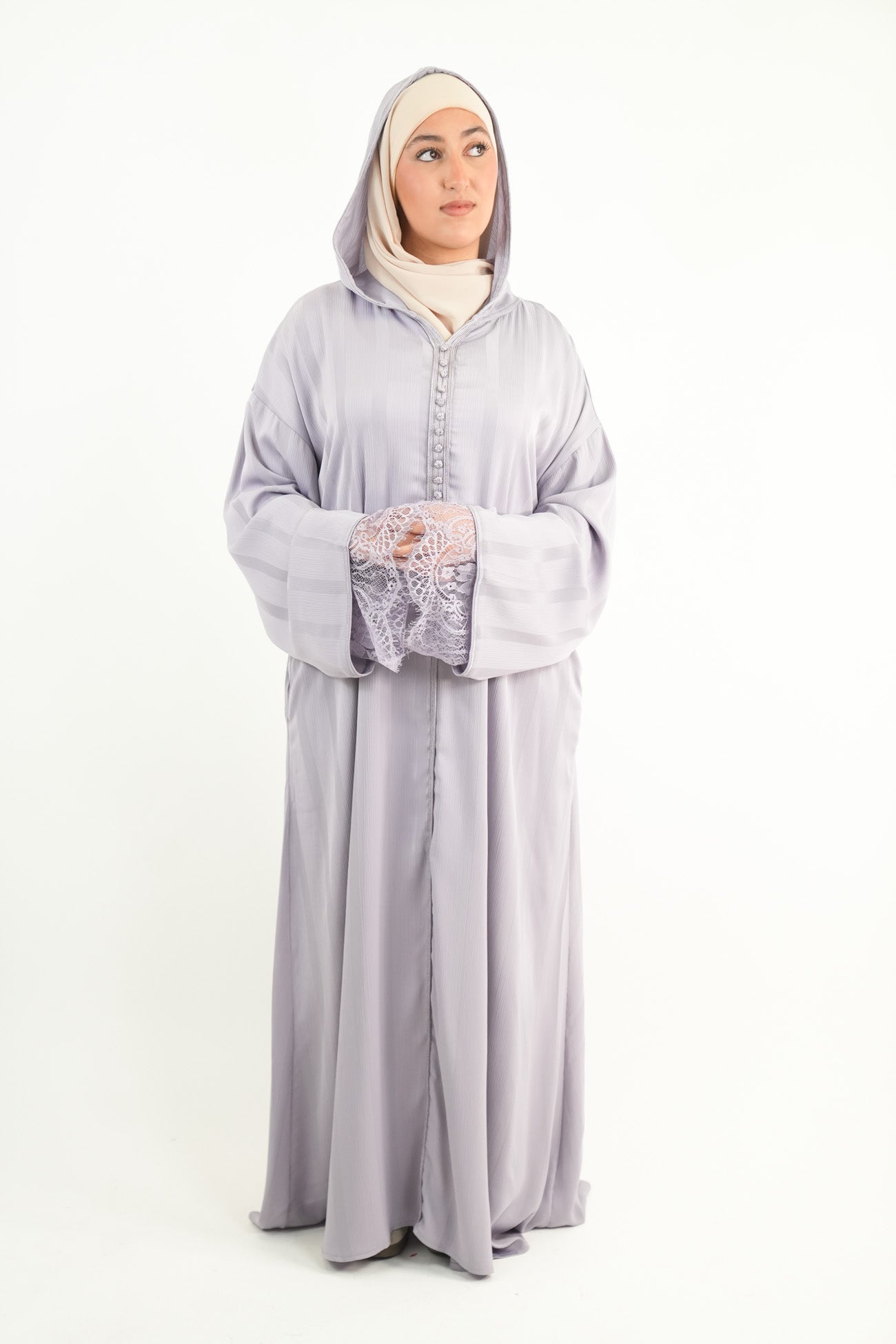 Robe capuche manches dentelles