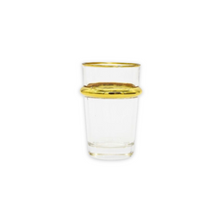 image d'un verre à thé transparent et doré