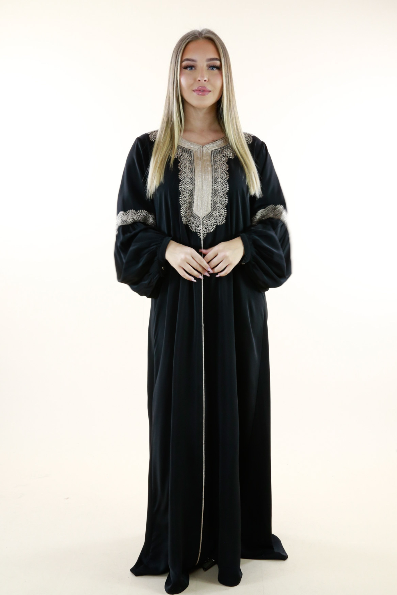 Abaya Raissa – confection soignée pour un rendu élégant