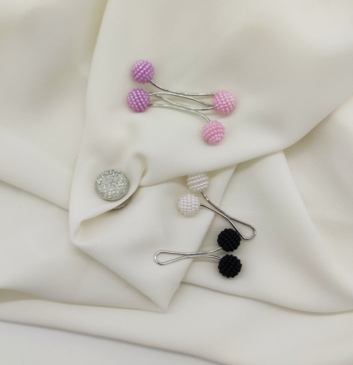 Pinces Hijab + Pince aimant Blanc – vêtement traditionnel au style raffiné