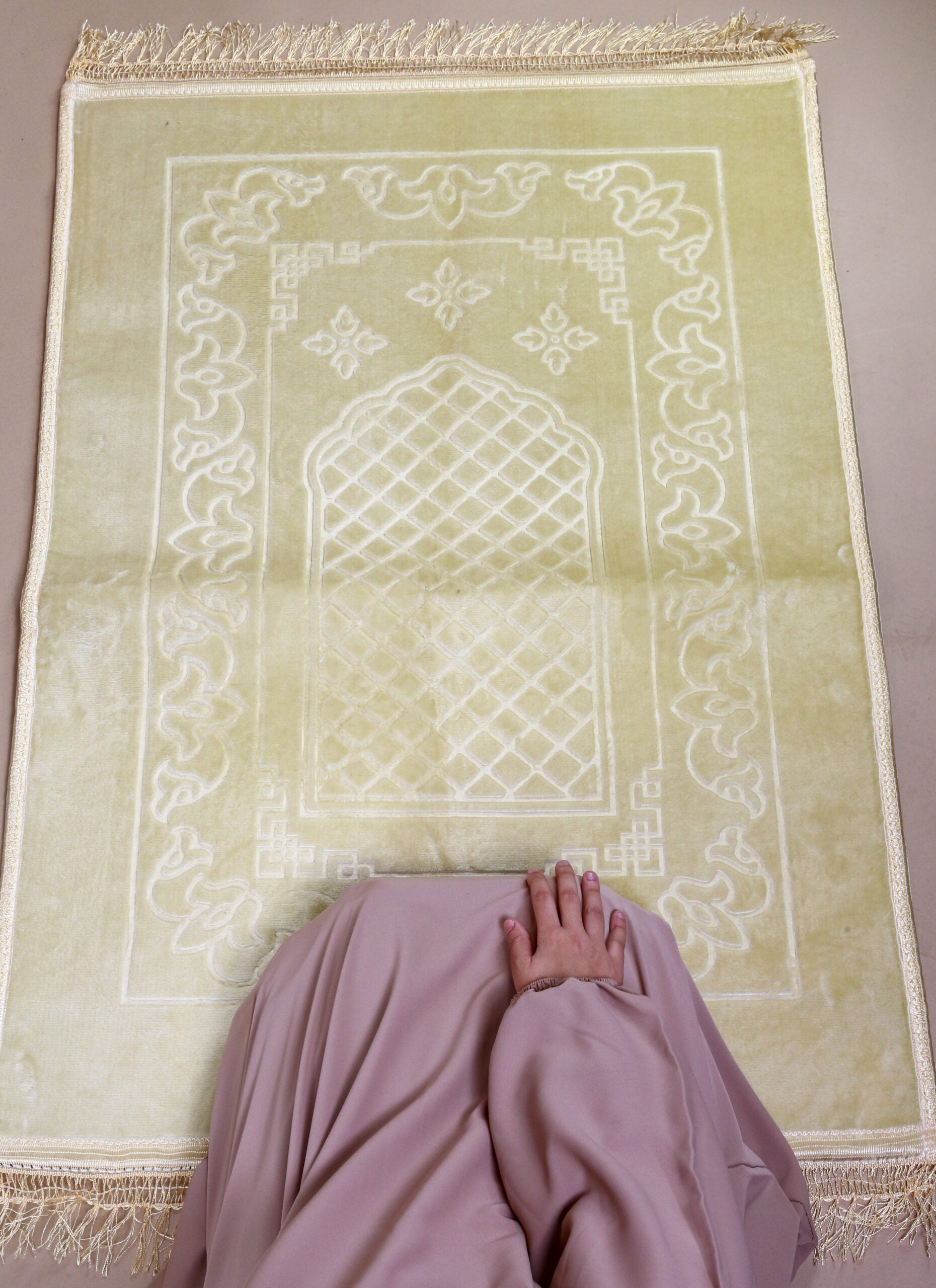 Grand tapis de prière luxe épais de couleur vert clair avec motifs discrets  indiquant la direction de La Mecque