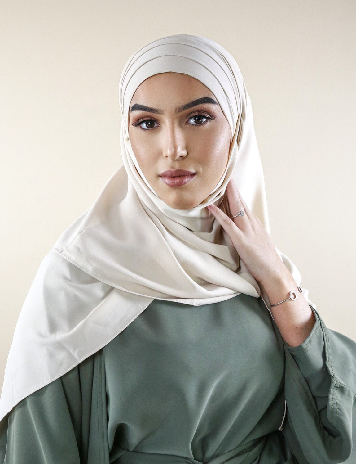 Hijab Soie de médine 3 Plis – habit moderne respectant les codes de la pudeur