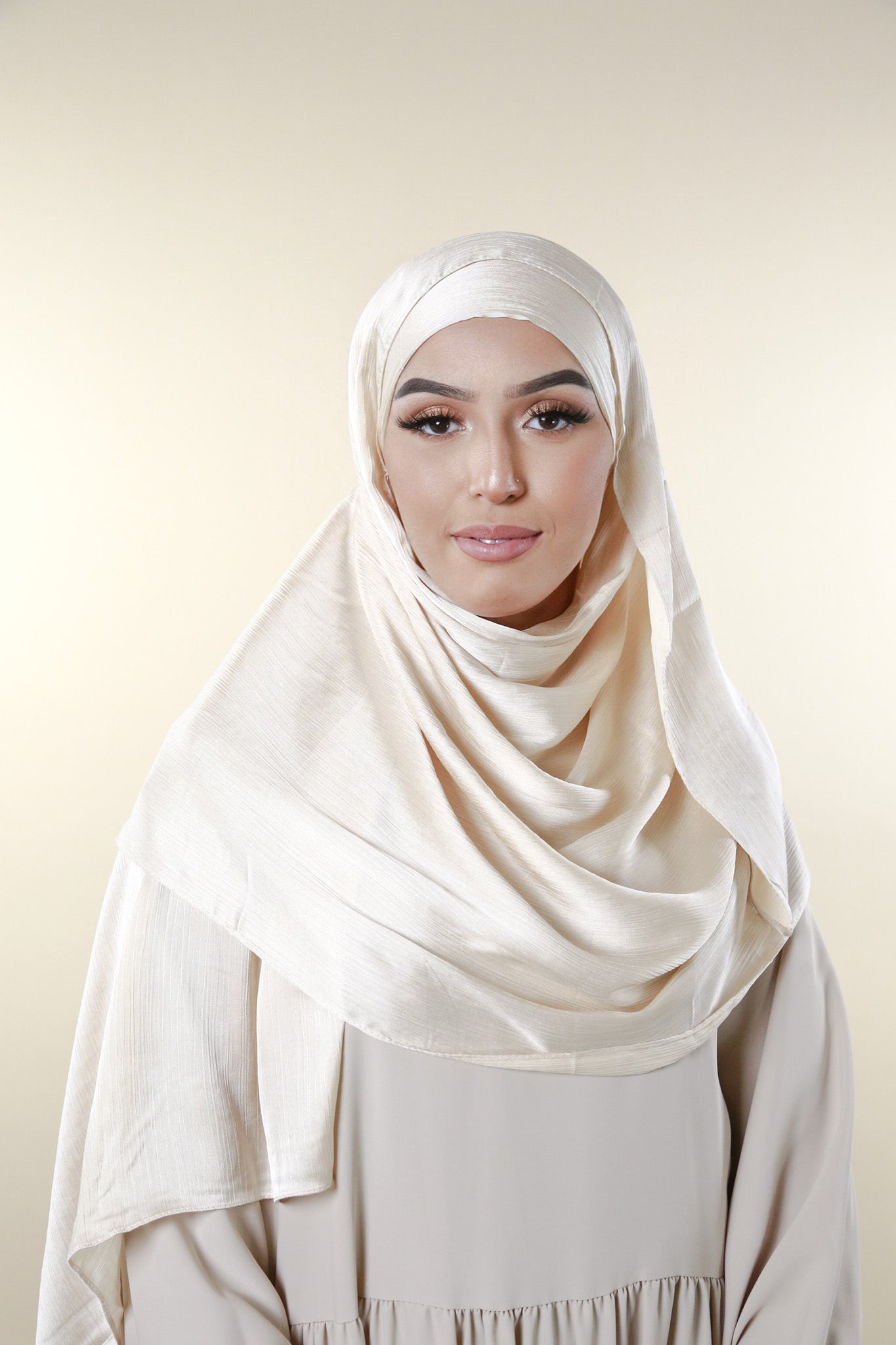 Hijab plissé satiné à nouer – habit moderne respectant les codes de la pudeur